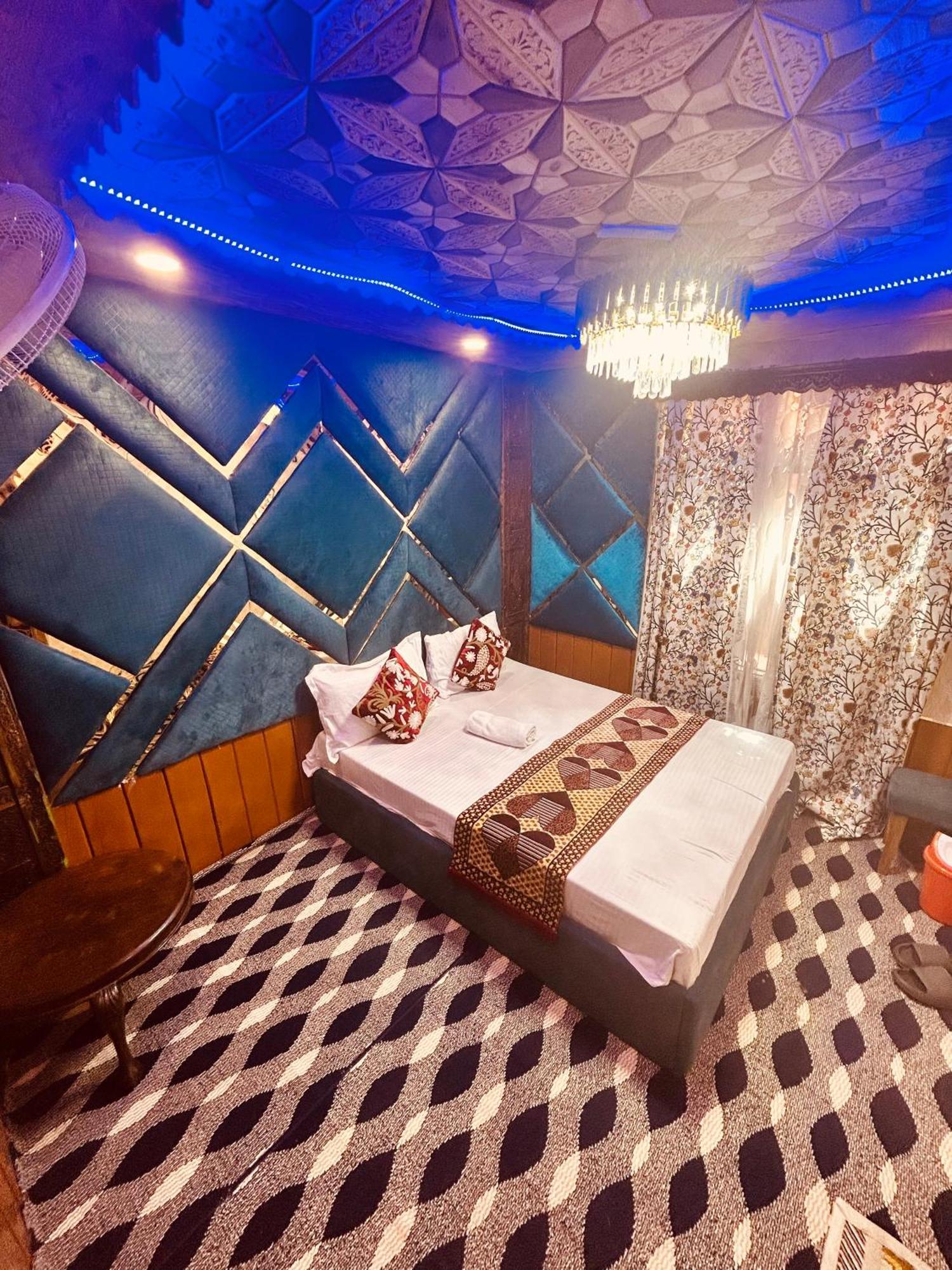 The Altaf Group Of Houseboats Botel