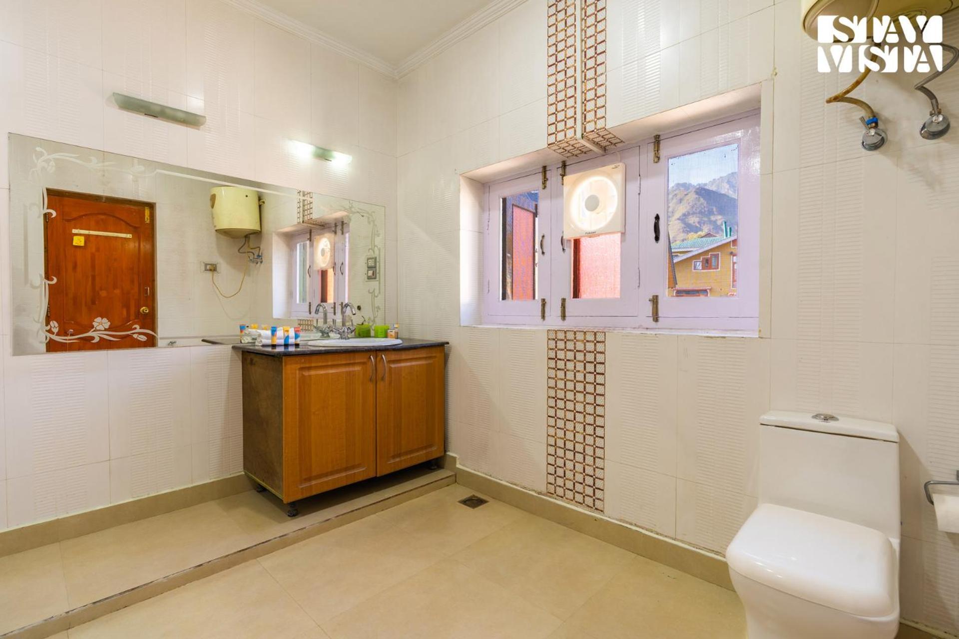 Villa Stayvista At Wooden Arches With Lawn, Jacuzzi & Bbq *