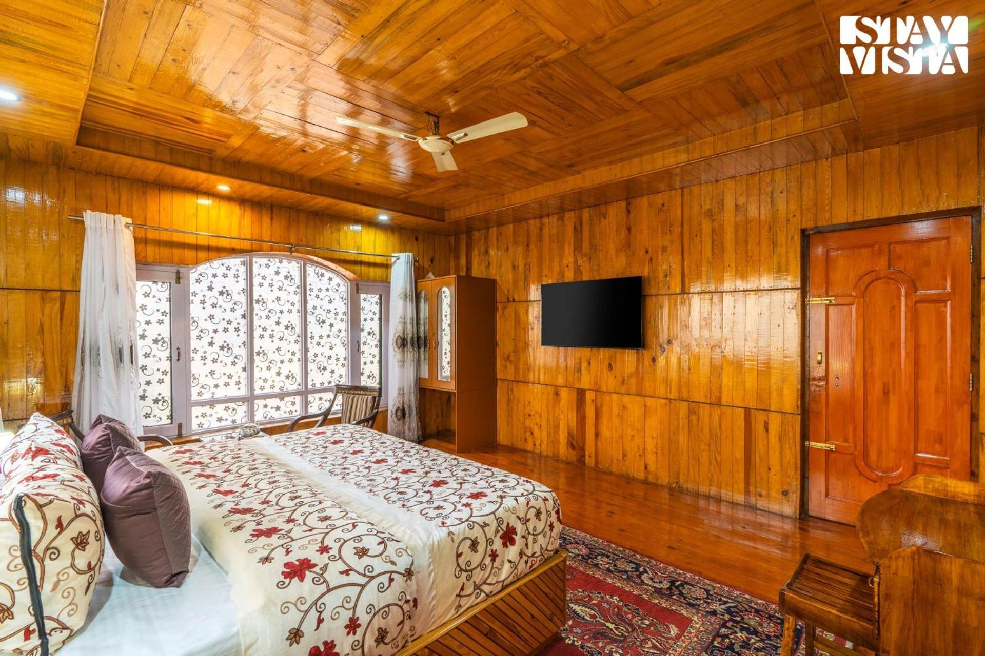 Villa Stayvista At Wooden Arches With Lawn, Jacuzzi & Bbq Srinagar (Jammu and Kashmir)