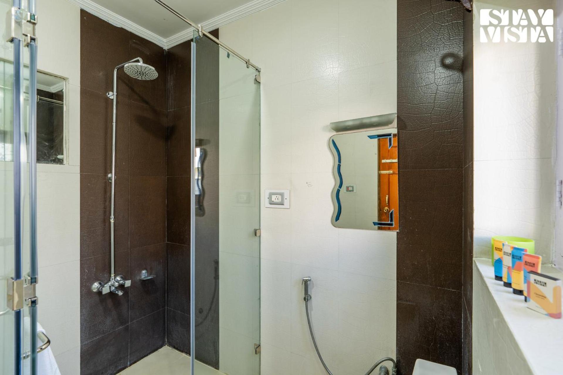 Stayvista At Wooden Arches With Lawn, Jacuzzi & Bbq Srinagar (Jammu and Kashmir)