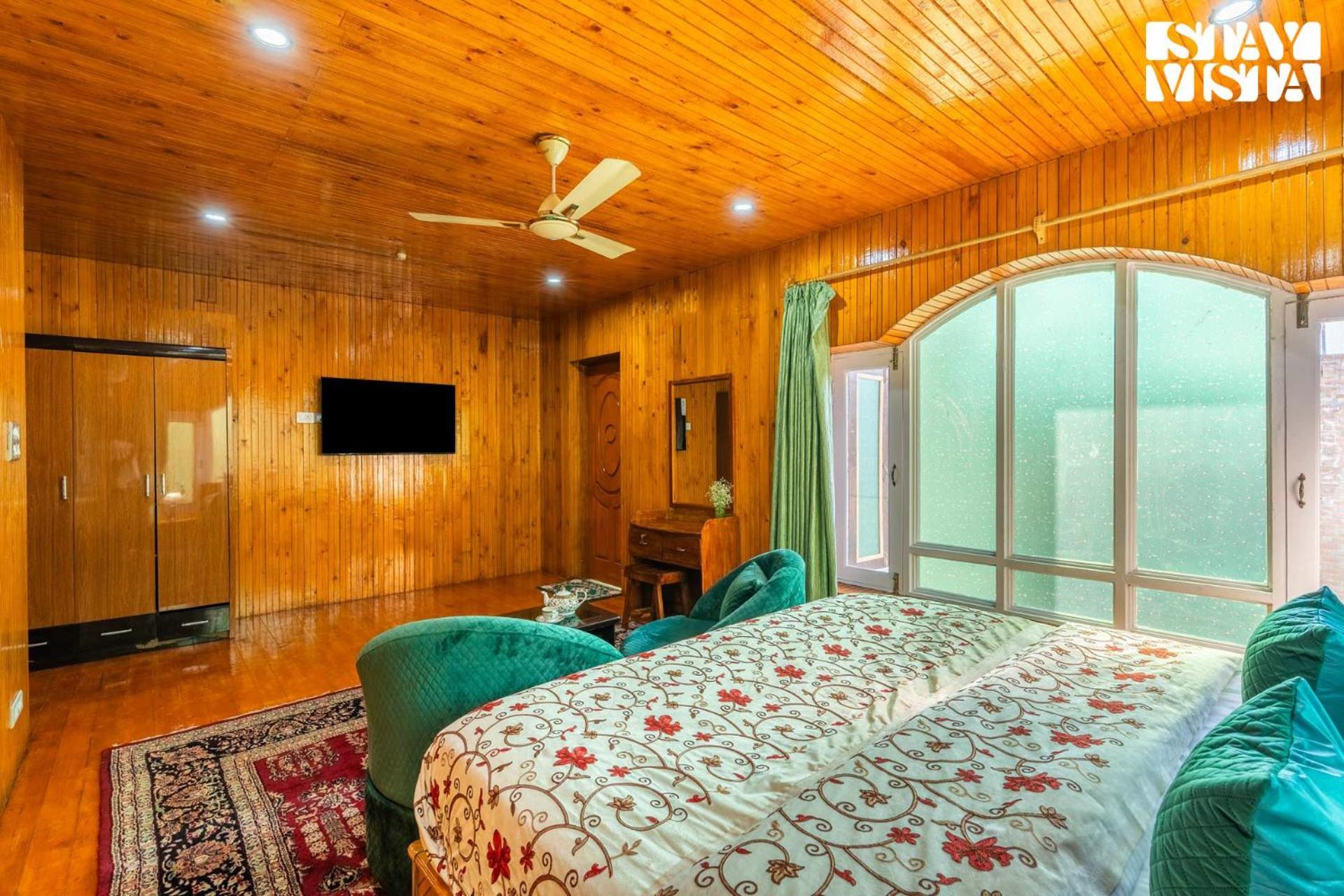 Villa Stayvista At Wooden Arches With Lawn, Jacuzzi & Bbq Srinagar (Jammu and Kashmir)