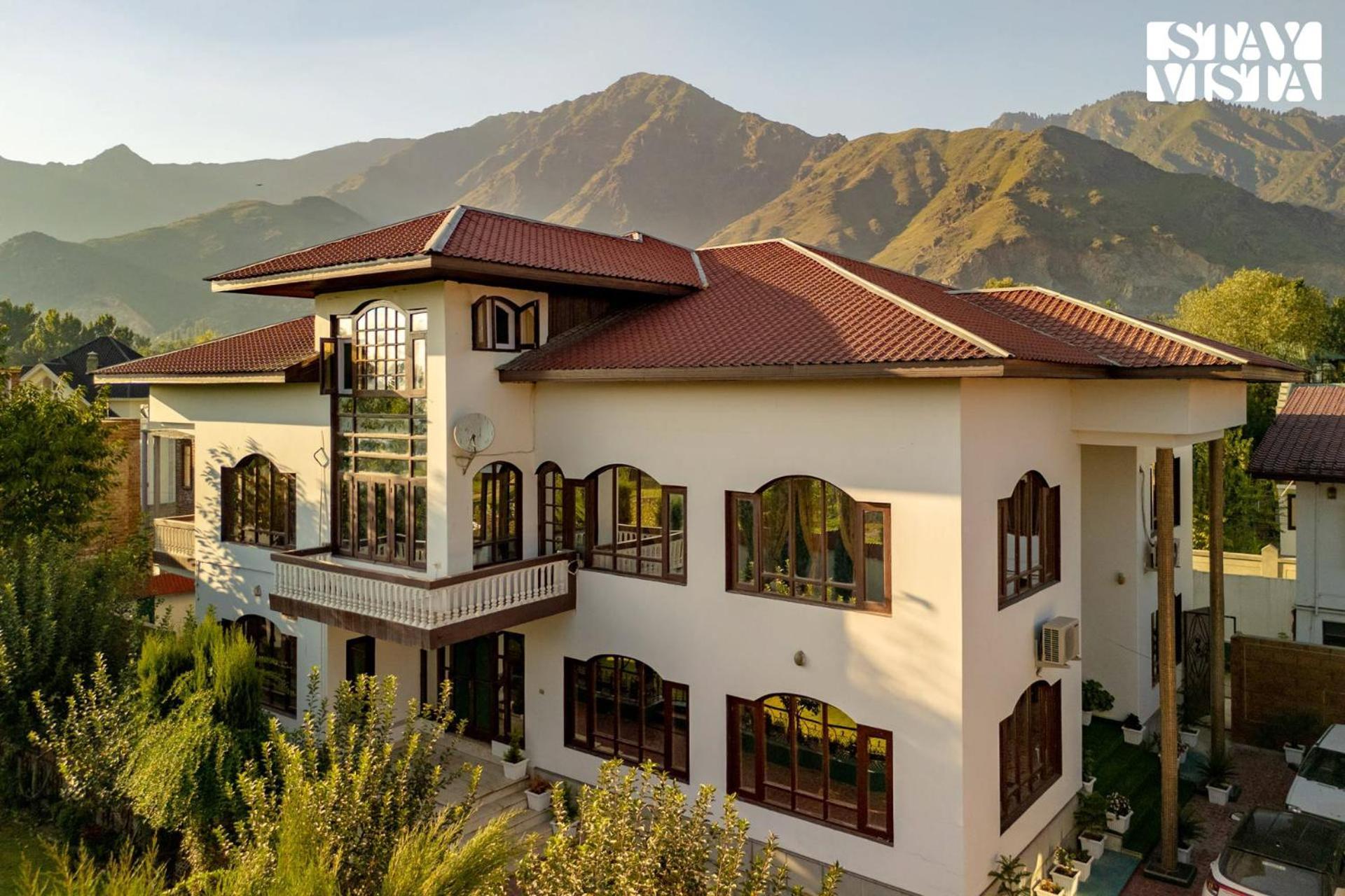 Stayvista At Wooden Arches With Lawn, Jacuzzi & Bbq *