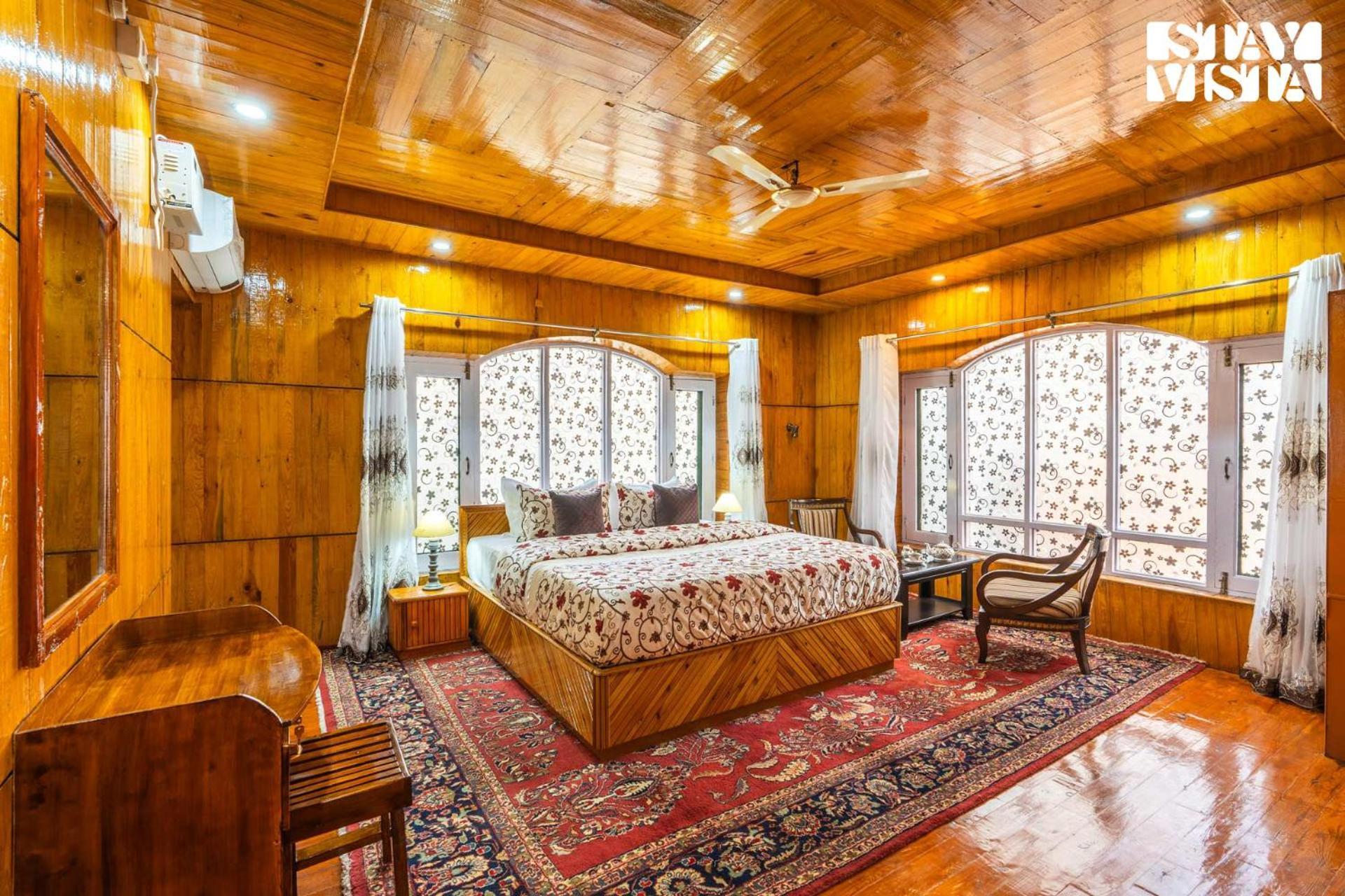 Stayvista At Wooden Arches With Lawn, Jacuzzi & Bbq Srinagar (Jammu and Kashmir)