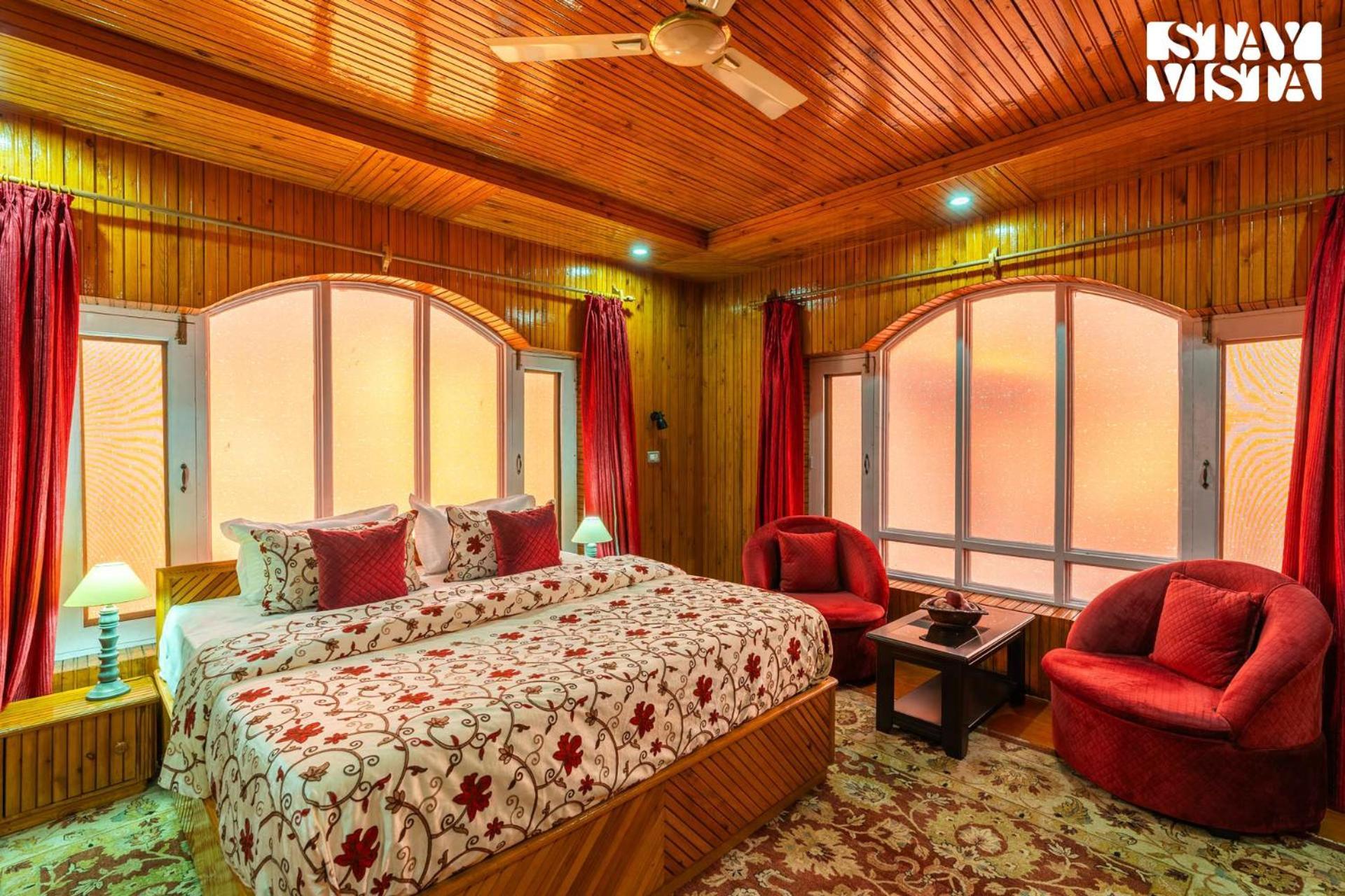 Villa Stayvista At Wooden Arches With Lawn, Jacuzzi & Bbq Srinagar (Jammu and Kashmir)