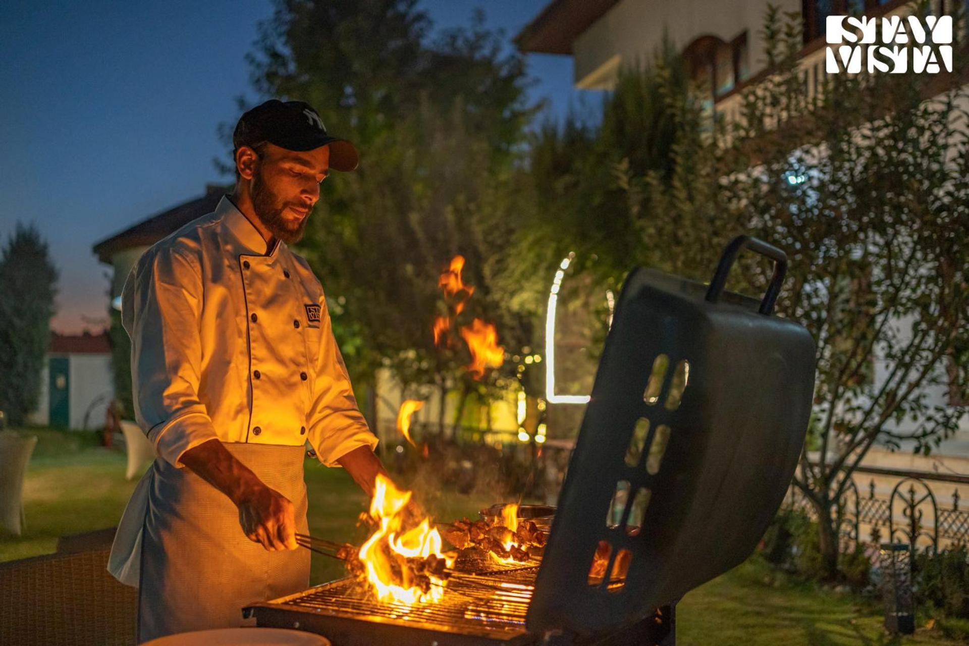 Stayvista At Wooden Arches With Lawn, Jacuzzi & Bbq *