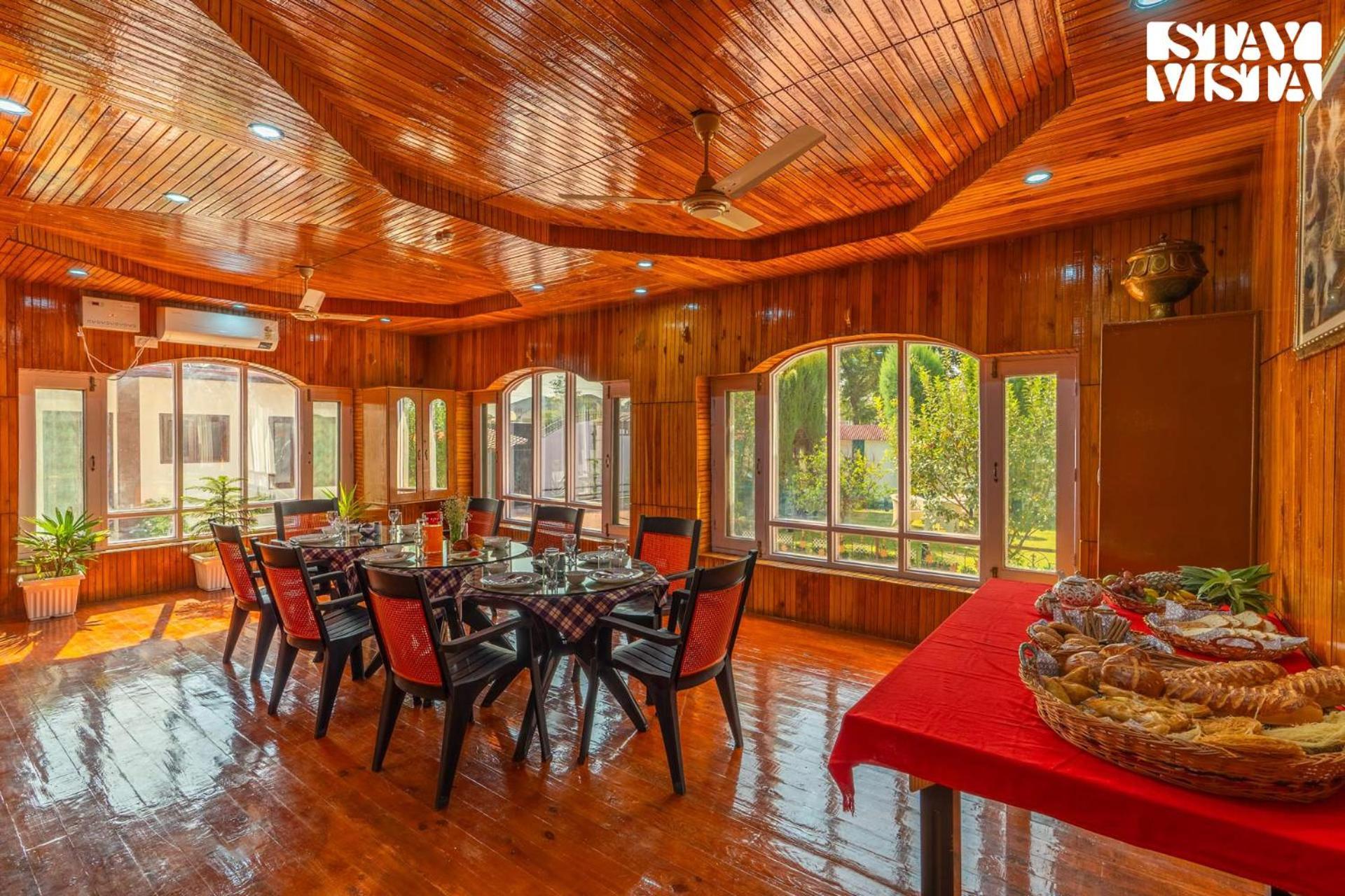 Stayvista At Wooden Arches With Lawn, Jacuzzi & Bbq Srinagar (Jammu and Kashmir)