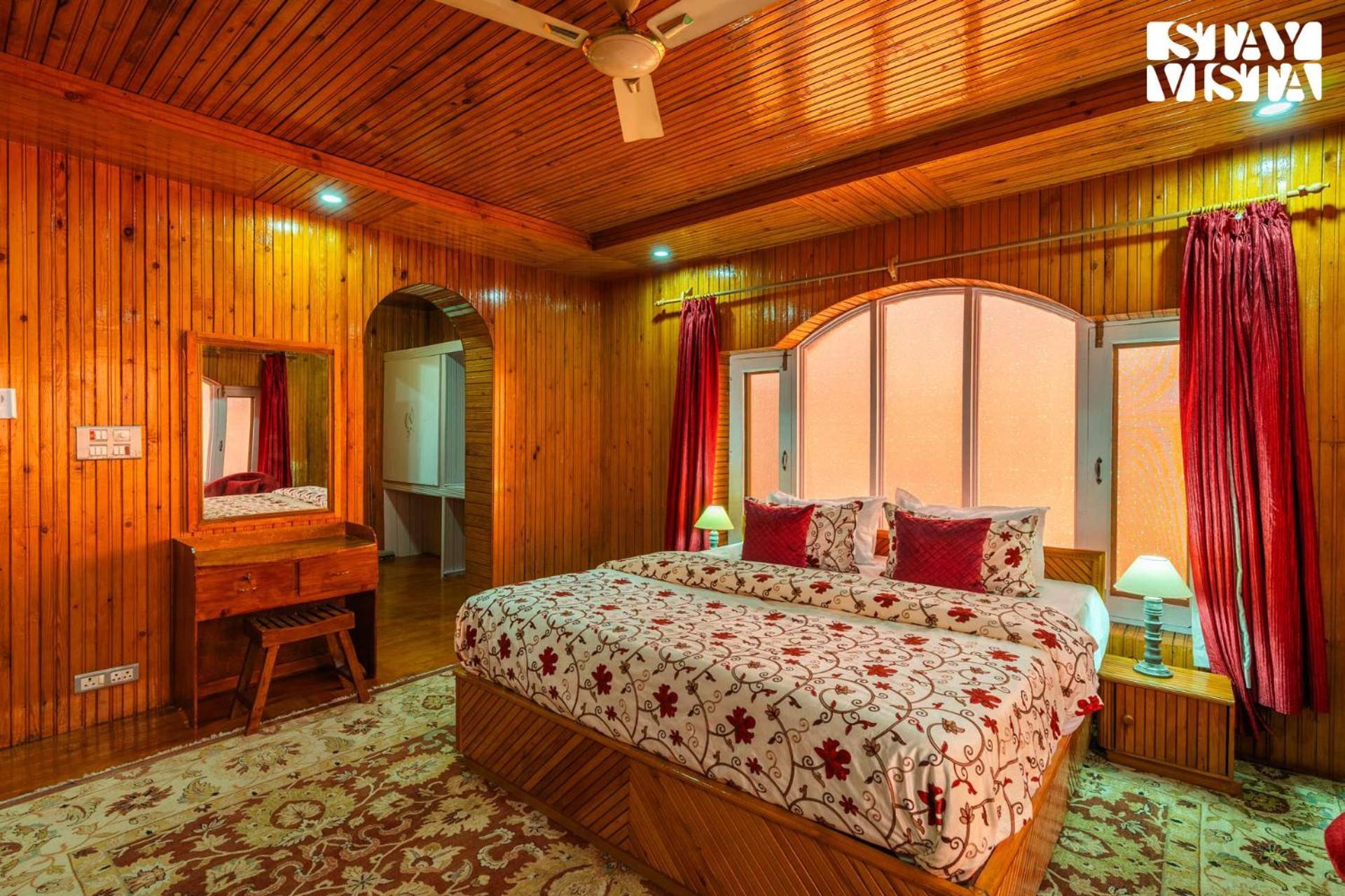 Stayvista At Wooden Arches With Lawn, Jacuzzi & Bbq