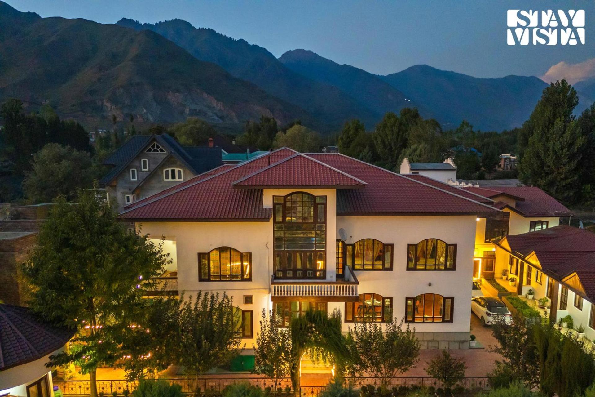 Stayvista At Wooden Arches With Lawn, Jacuzzi & Bbq Villa