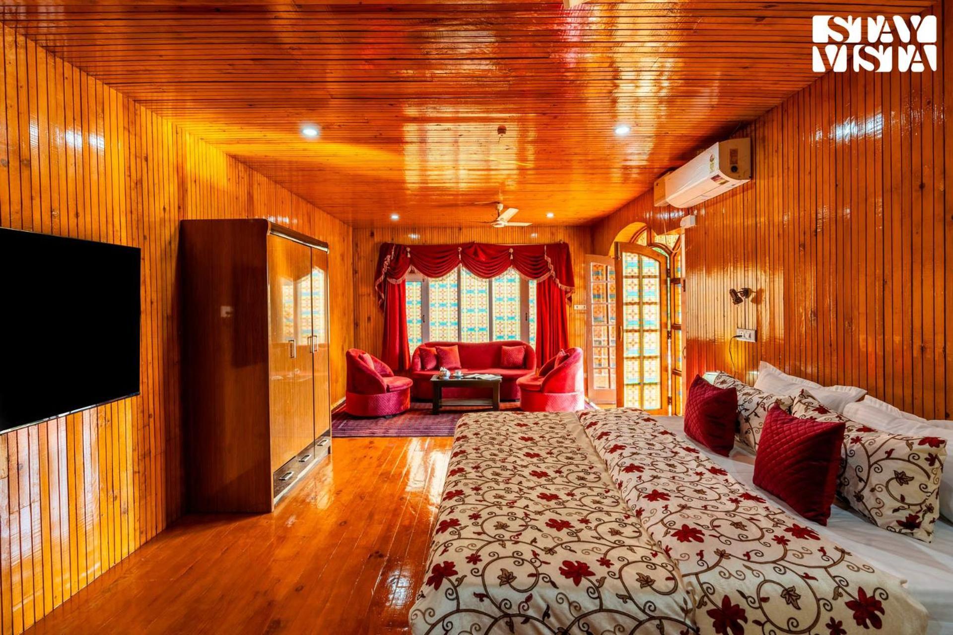 Villa Stayvista At Wooden Arches With Lawn, Jacuzzi & Bbq