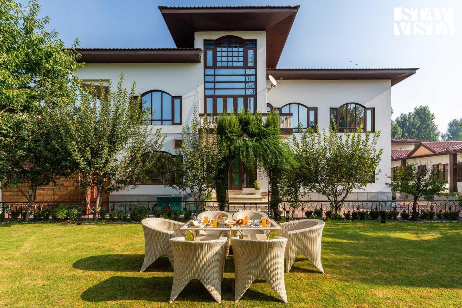Villa Stayvista At Wooden Arches With Lawn, Jacuzzi & Bbq Srinagar (Jammu and Kashmir)