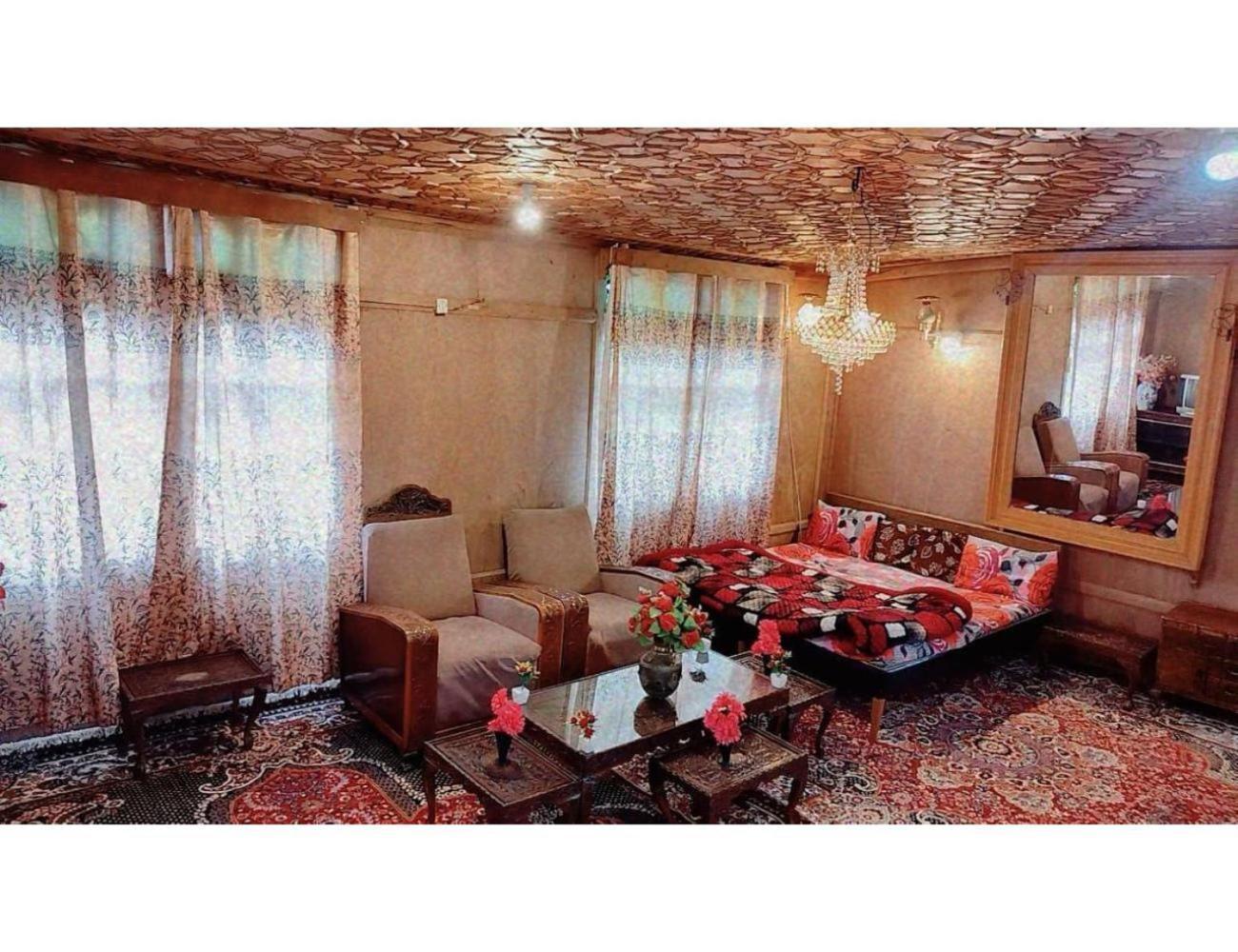 Taj Palace Houseboat, Homestay