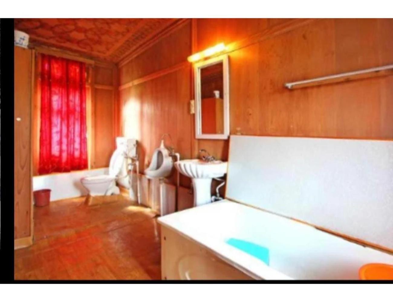 Taj Palace Houseboat, Homestay Srinagar (Jammu and Kashmir)