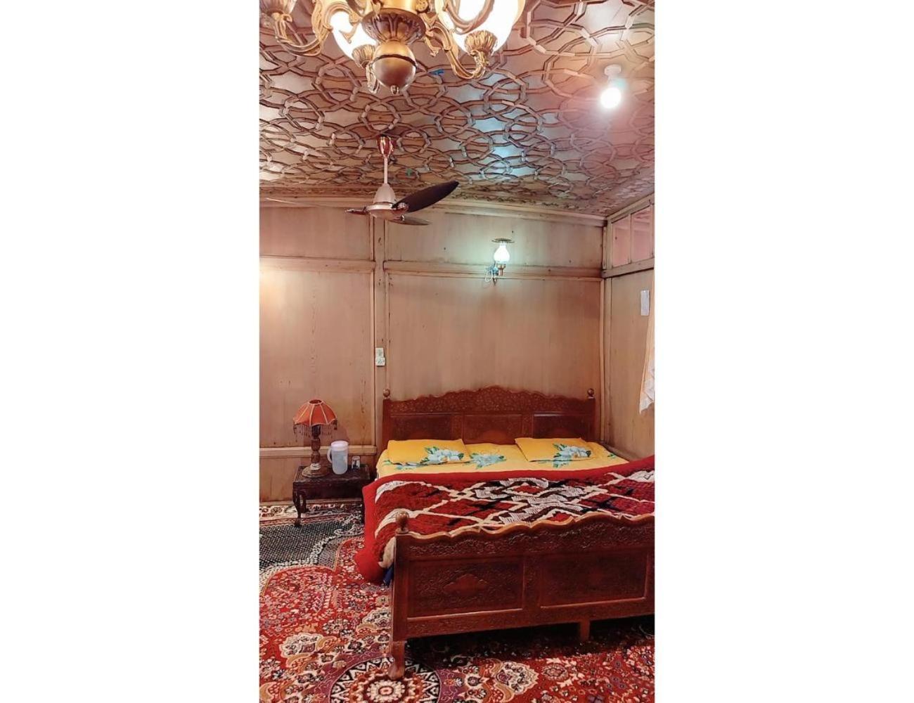 Homestay Taj Palace Houseboat, *
