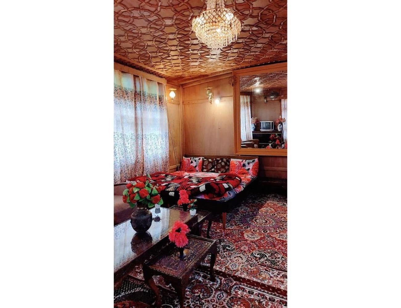 Homestay Taj Palace Houseboat, Srinagar (Jammu and Kashmir)
