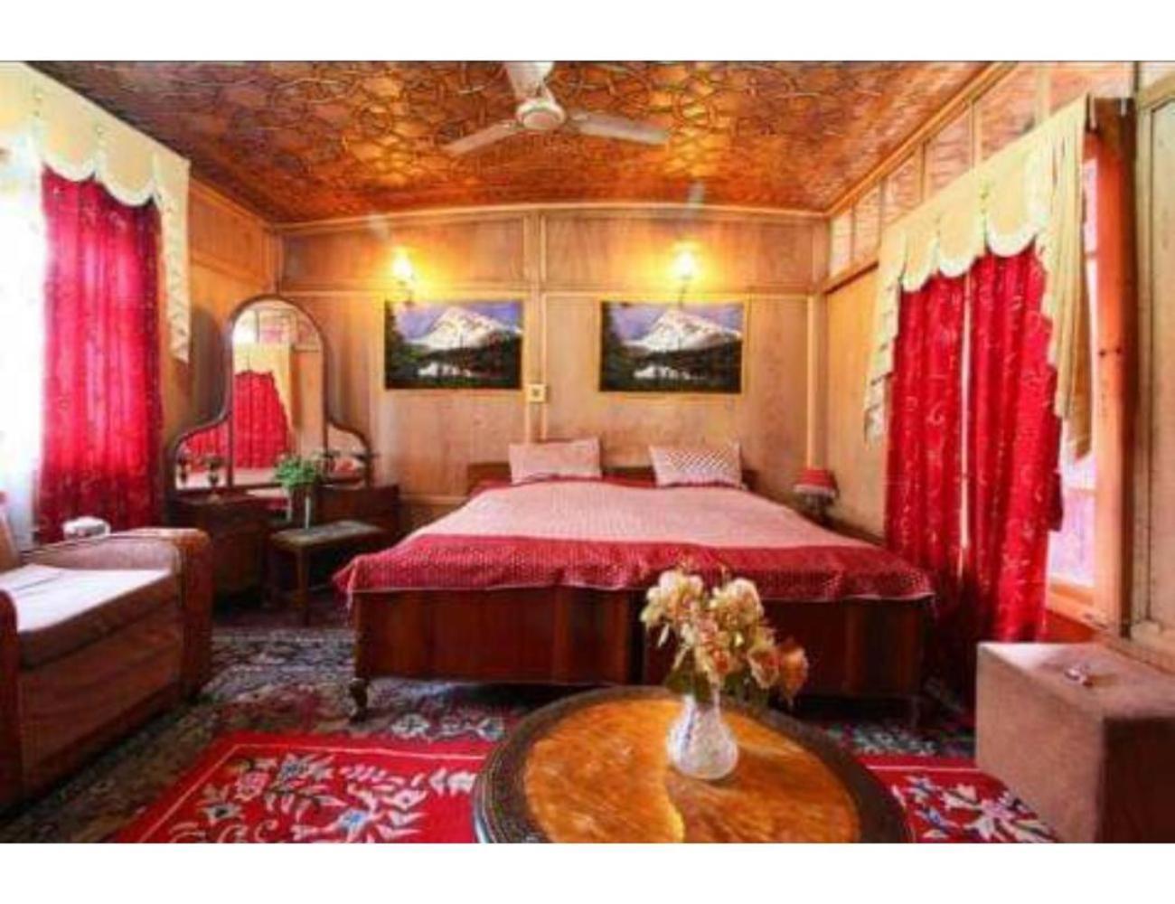 Homestay Taj Palace Houseboat, *