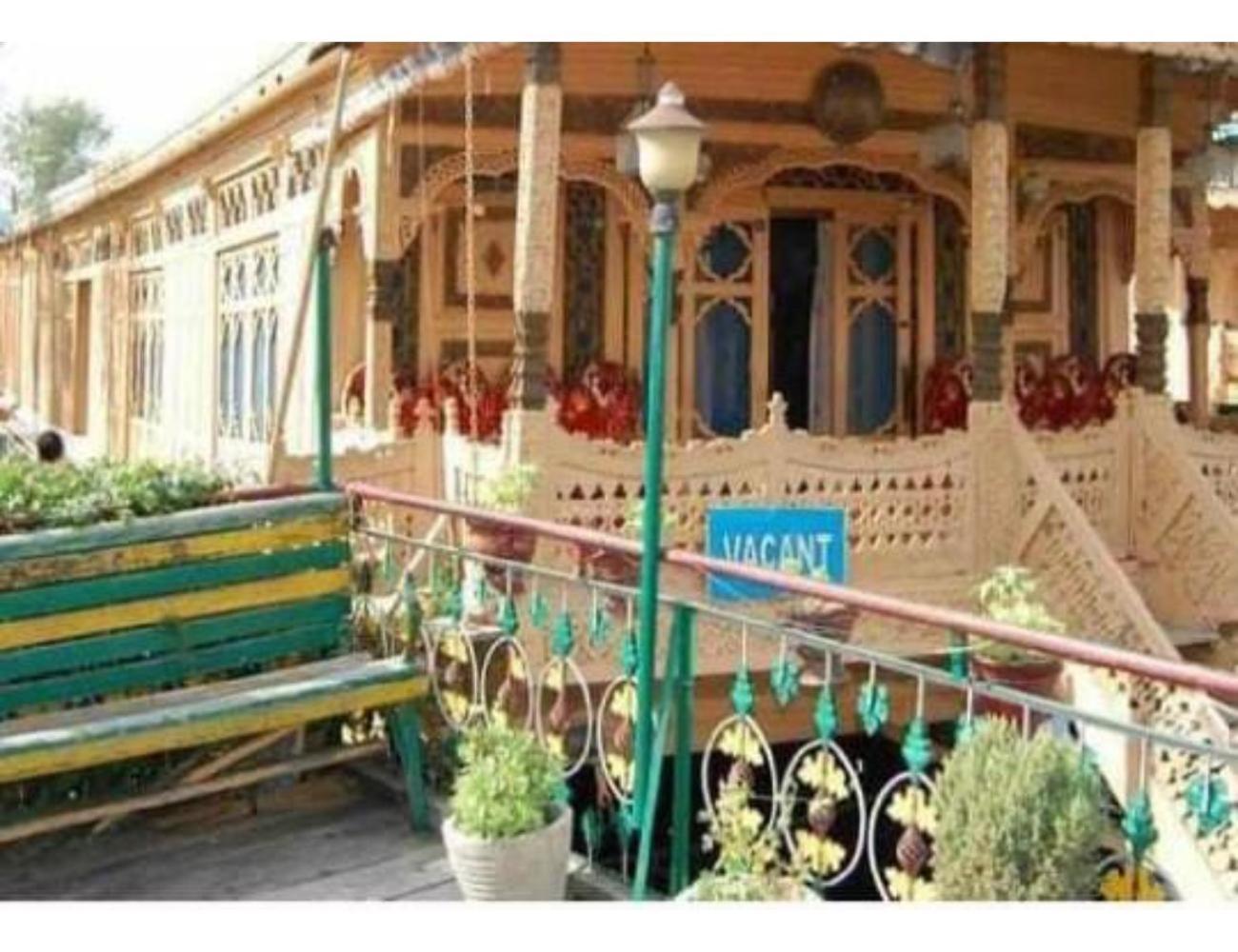 Taj Palace Houseboat, *