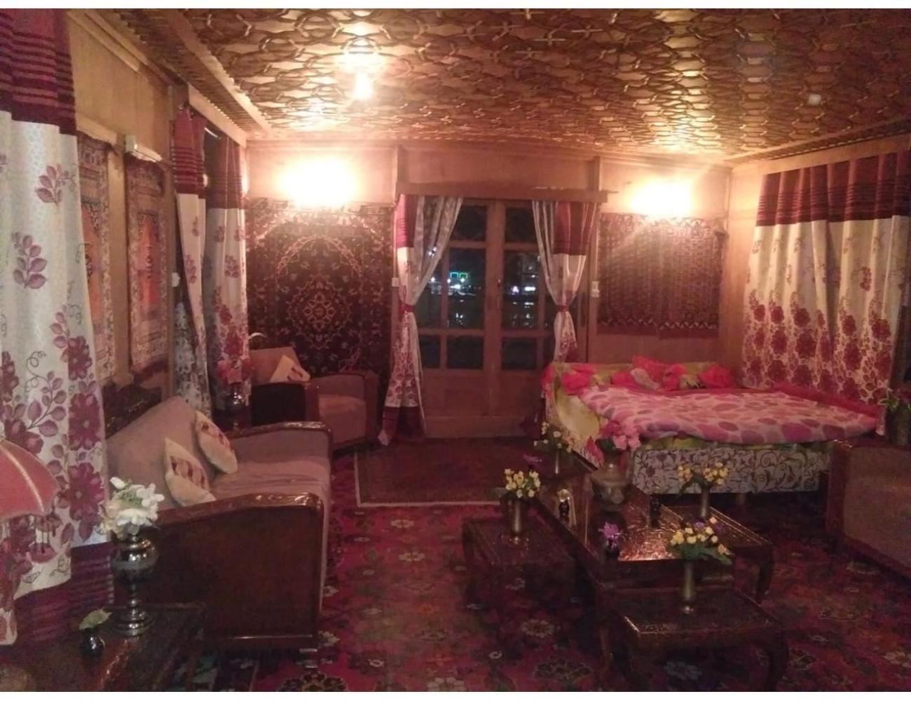 Taj Palace Houseboat, Srinagar (Jammu and Kashmir)