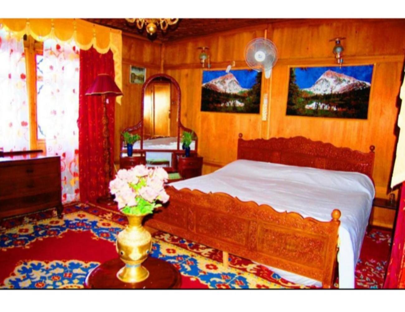 Homestay Taj Palace Houseboat, *