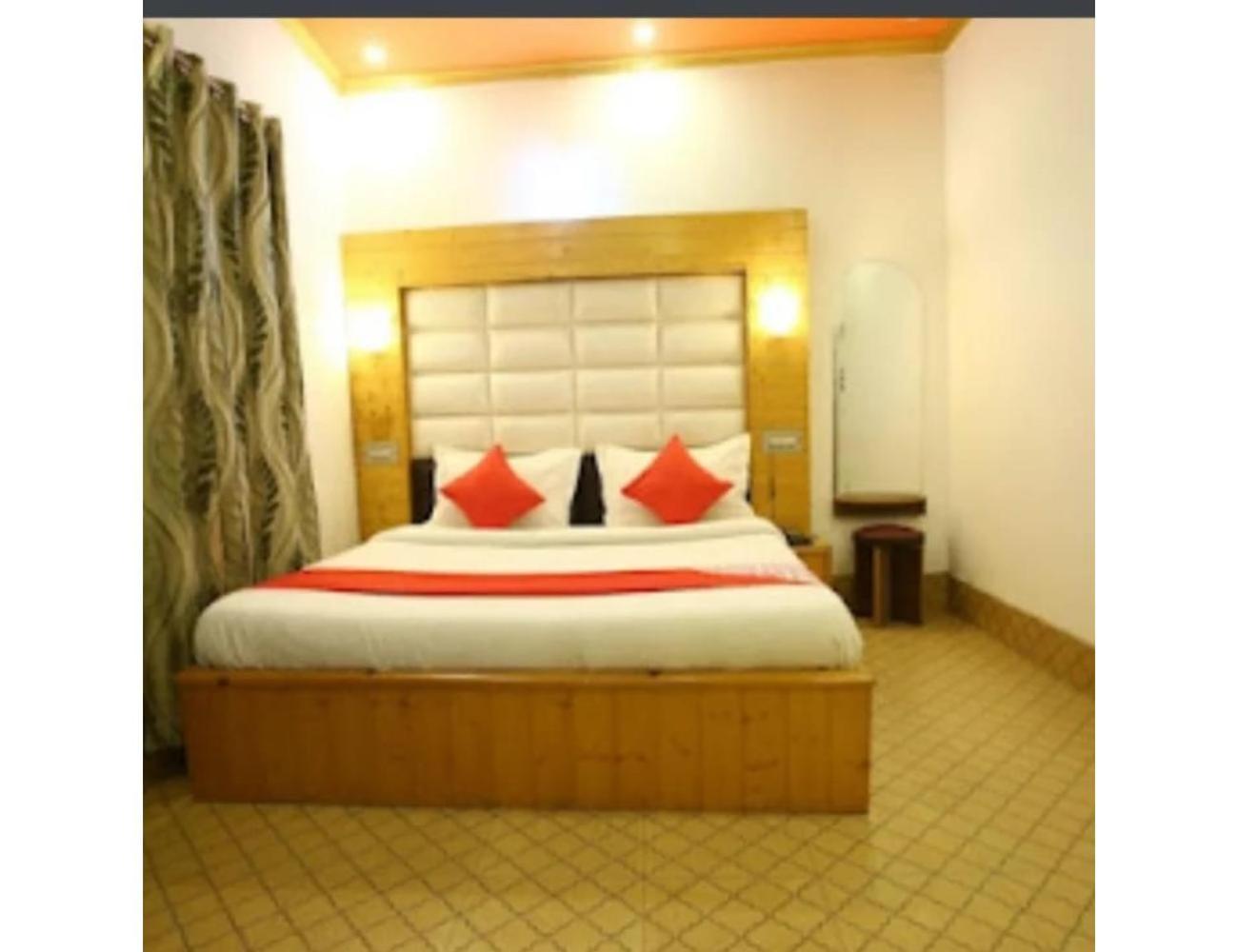 Grand , * Srinagar (Jammu and Kashmir)