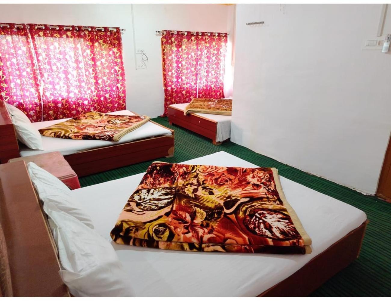 Gulzar Palace, * Srinagar (Jammu and Kashmir)