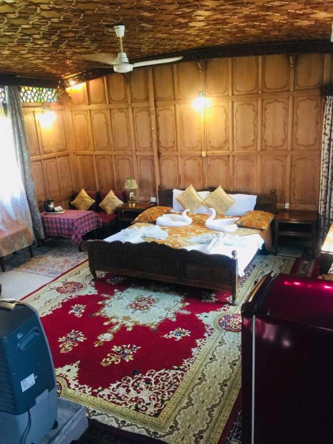 Hotel Aliflaila Laila Group Of Houseboats , Srinagar (Jammu and Kashmir)