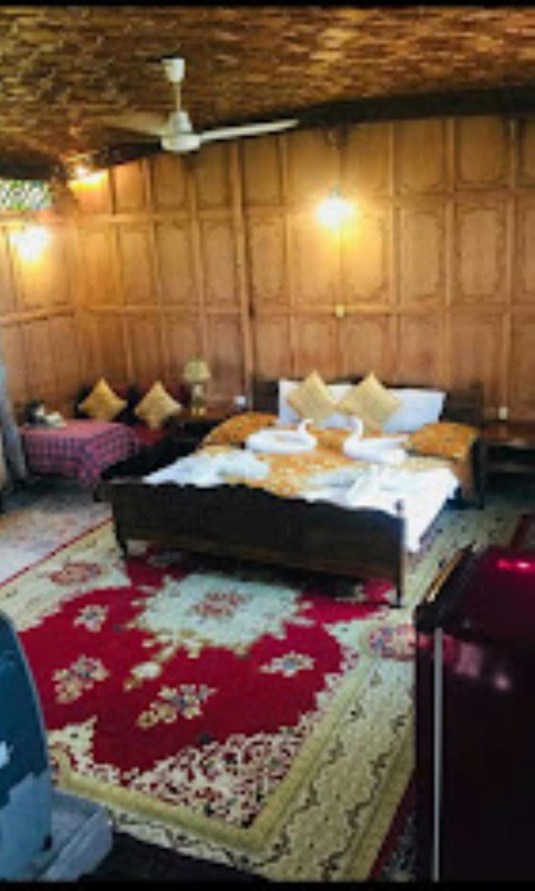 Aliflaila Laila Group Of Houseboats , Hotel Srinagar (Jammu and Kashmir)