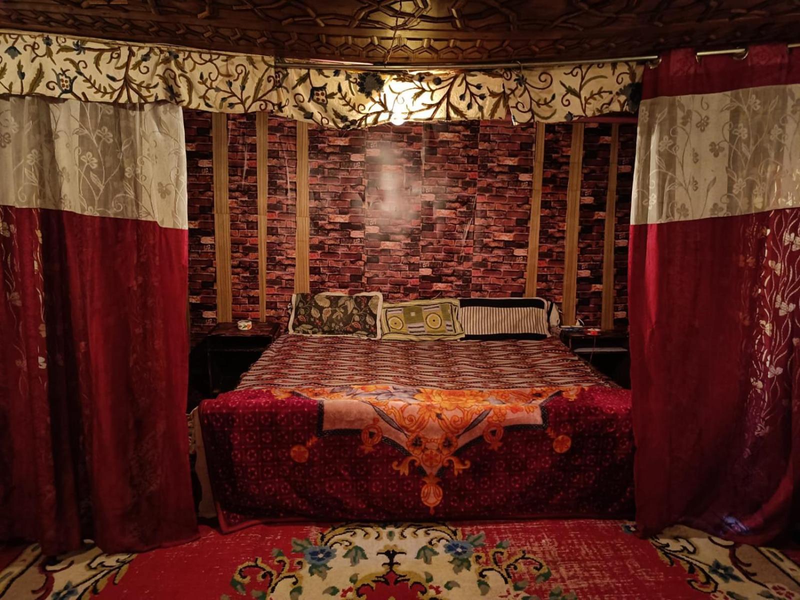 Island And Homestay Srinagar (Jammu and Kashmir)