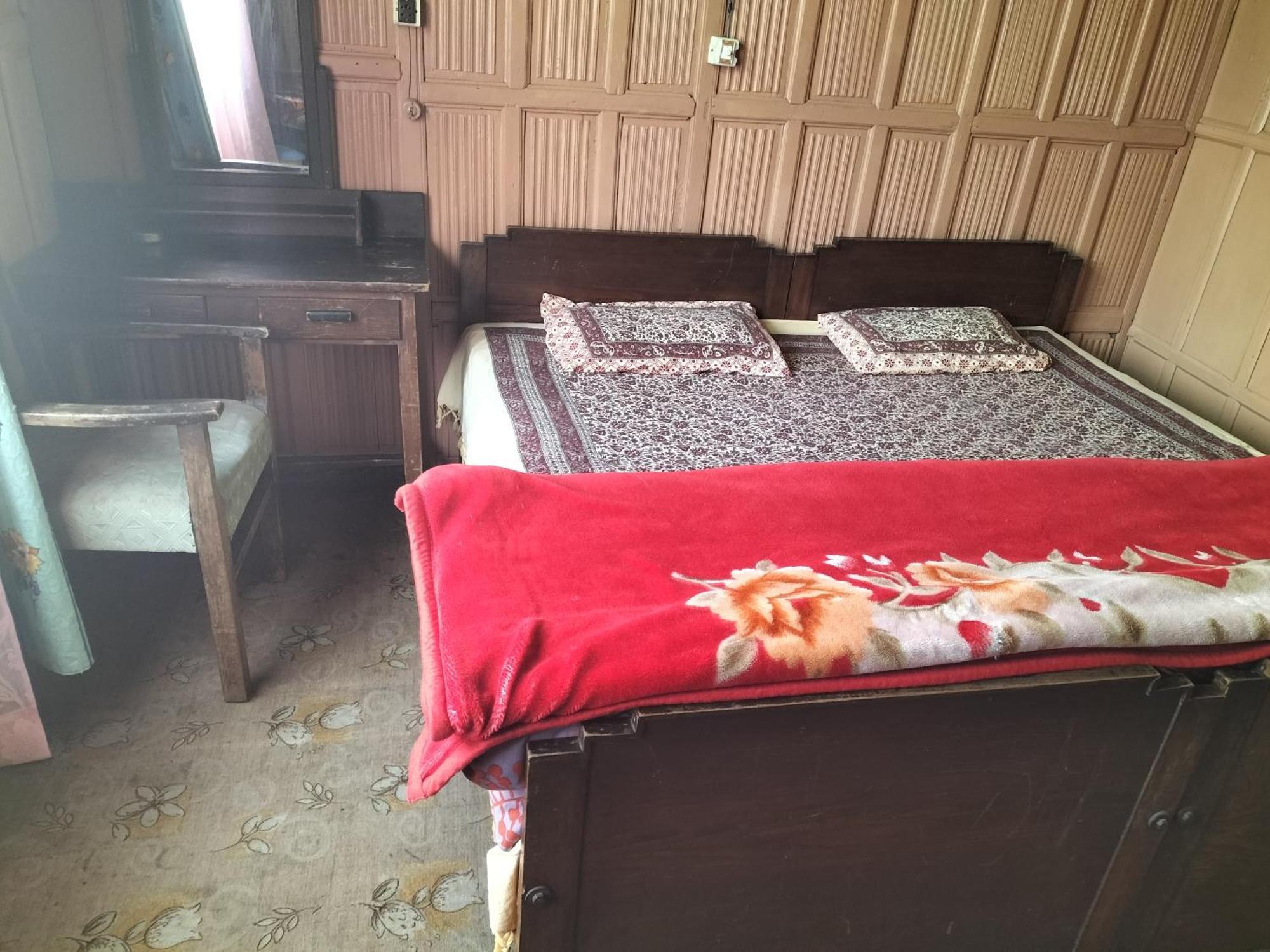 Houseboat Alwar * Srinagar (Jammu and Kashmir)