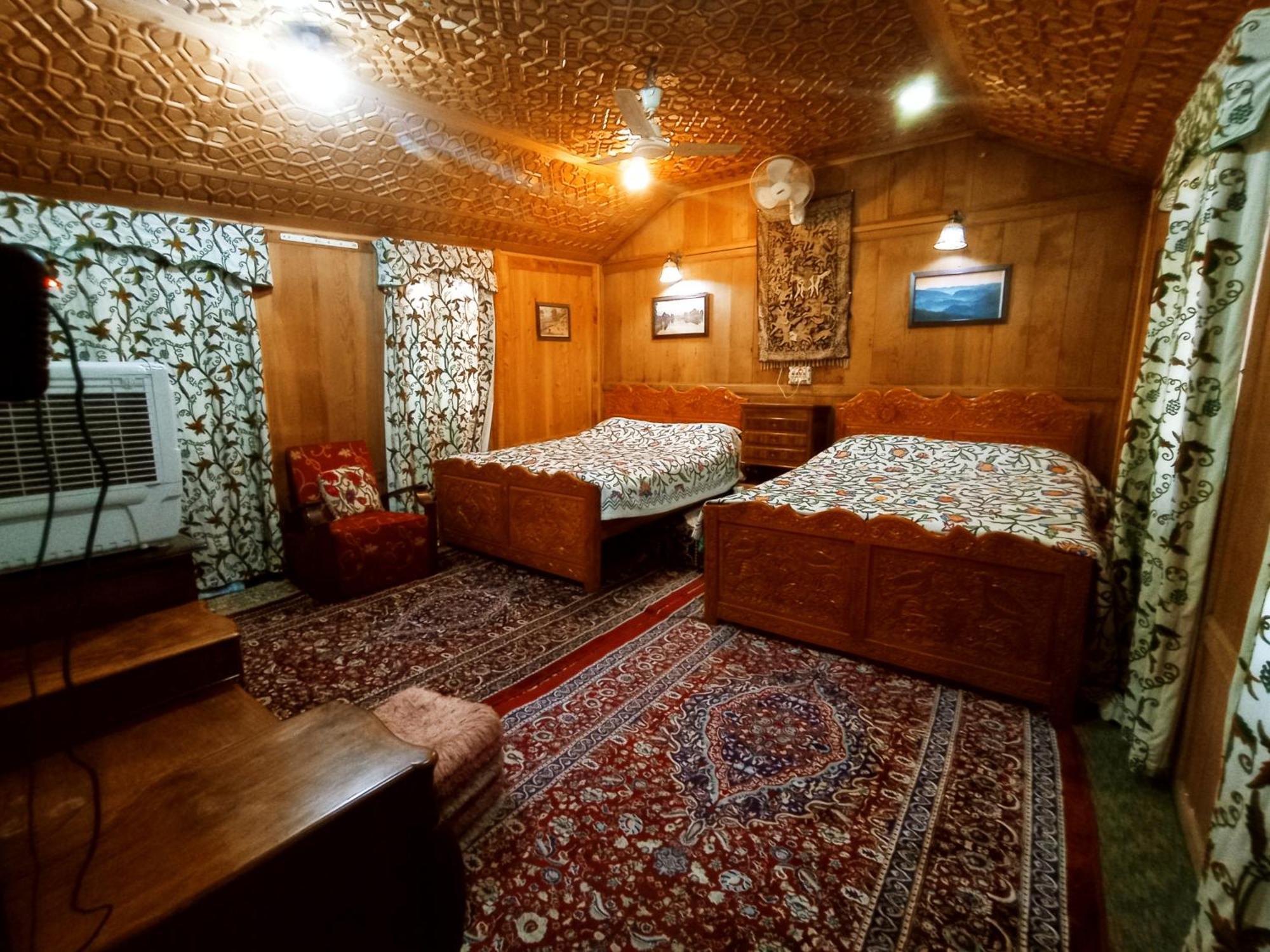 Hotel Merry Dawn Houseboat