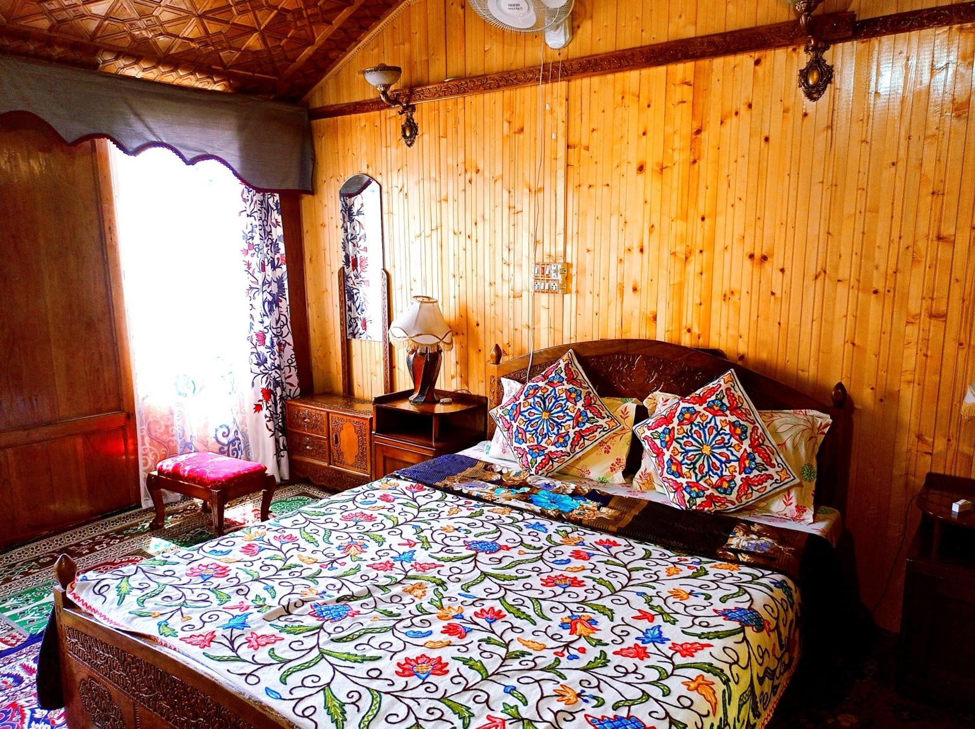 Merry Dawn Houseboat Srinagar (Jammu and Kashmir)