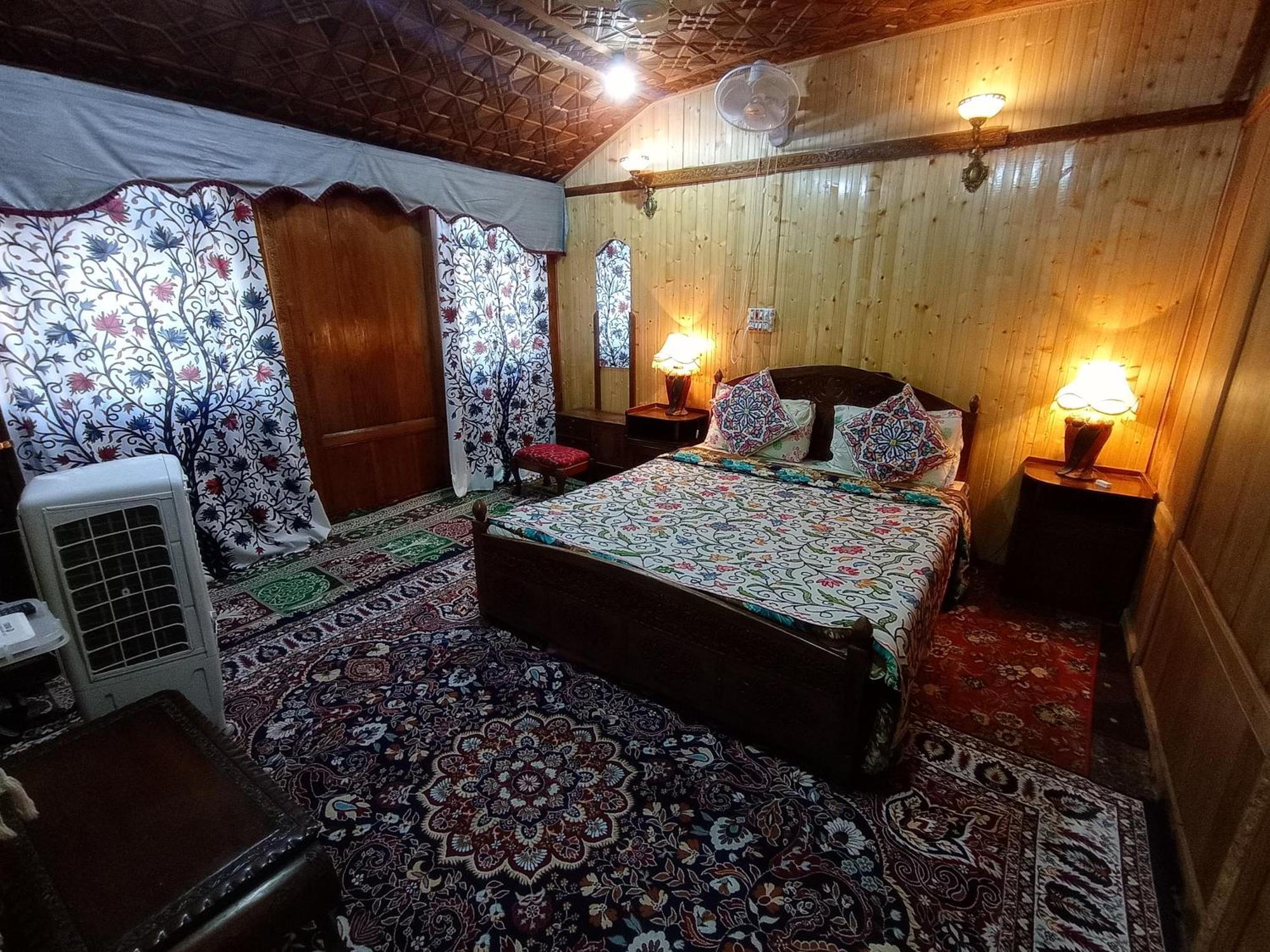 Merry Dawn Houseboat * Srinagar (Jammu and Kashmir)