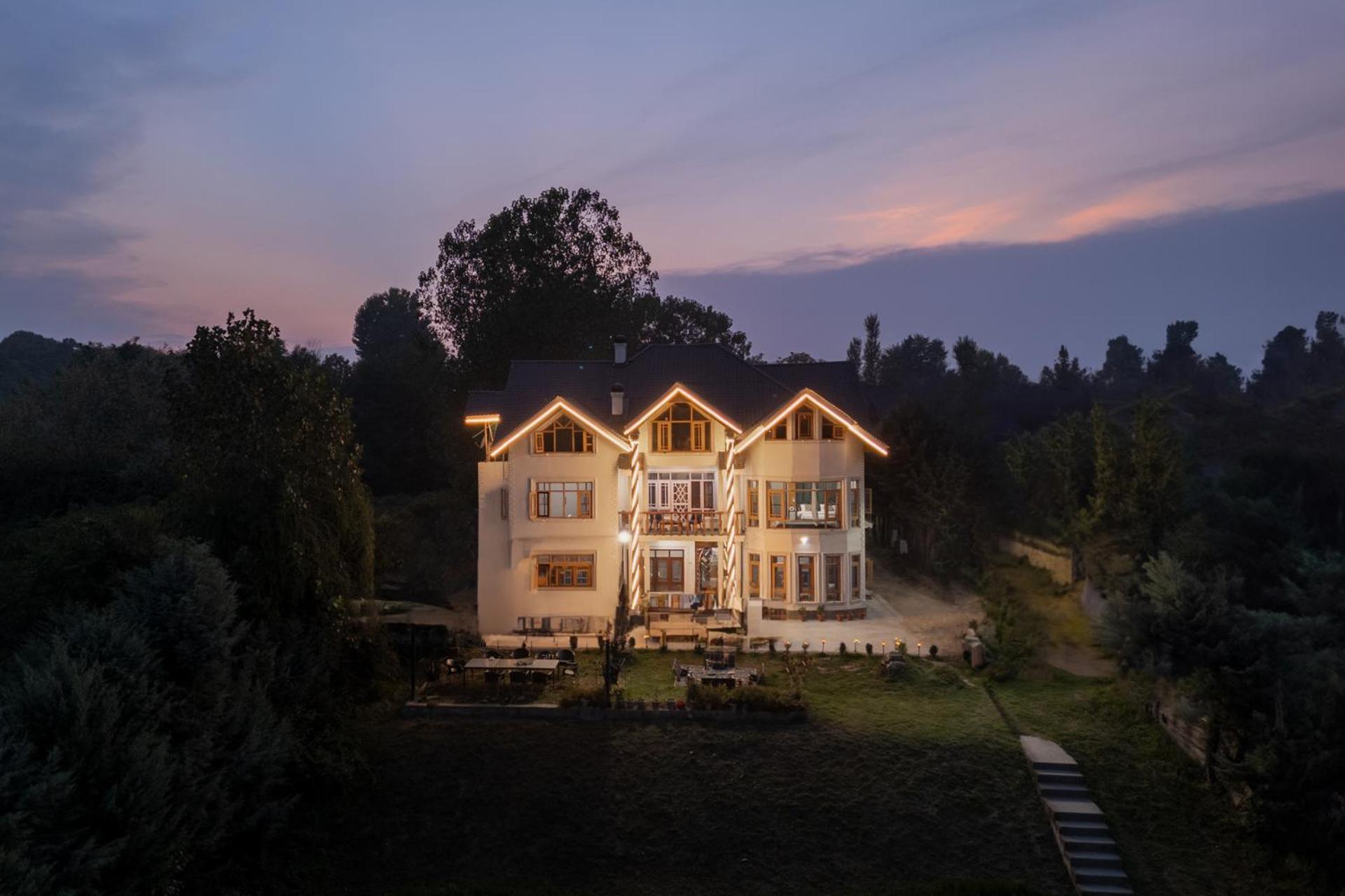 Villa Buhayra Lakefront By Veo - Part Of Stayvista Srinagar (Jammu and Kashmir)
