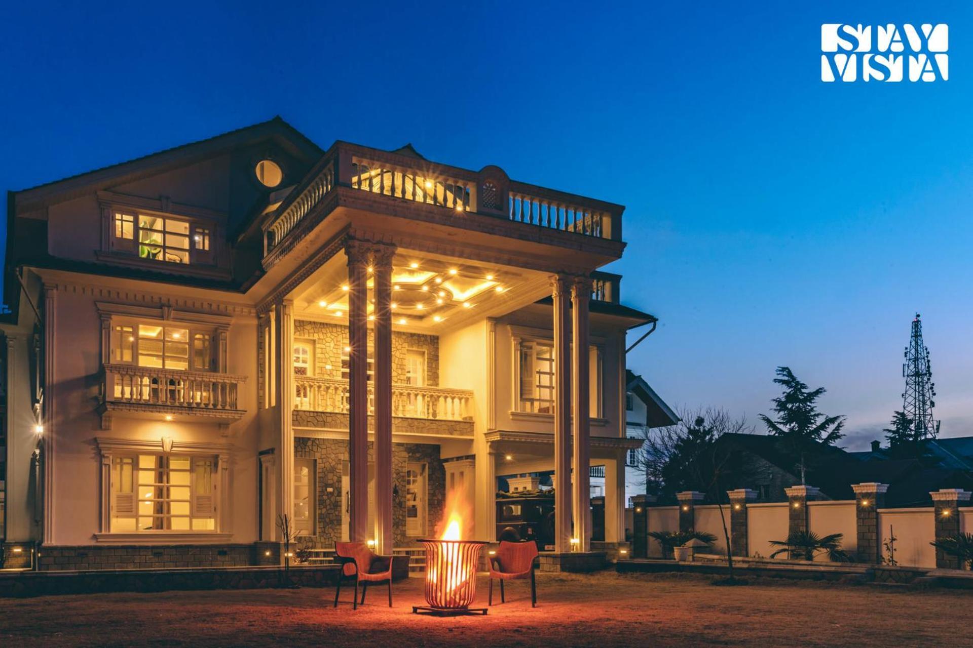 Stayvista At Midsummer Moon - Mountain View With Courtyard *