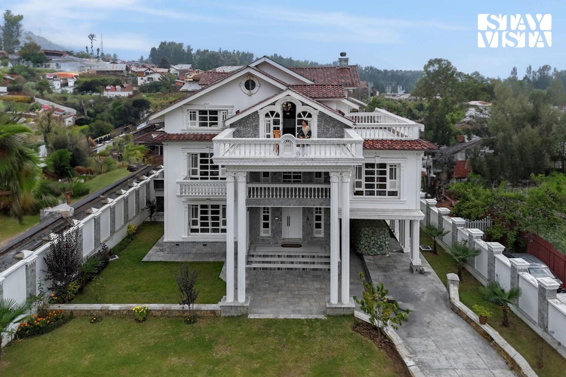 Stayvista At Midsummer Moon - Mountain View With Courtyard Villa Srinagar (Jammu and Kashmir)
