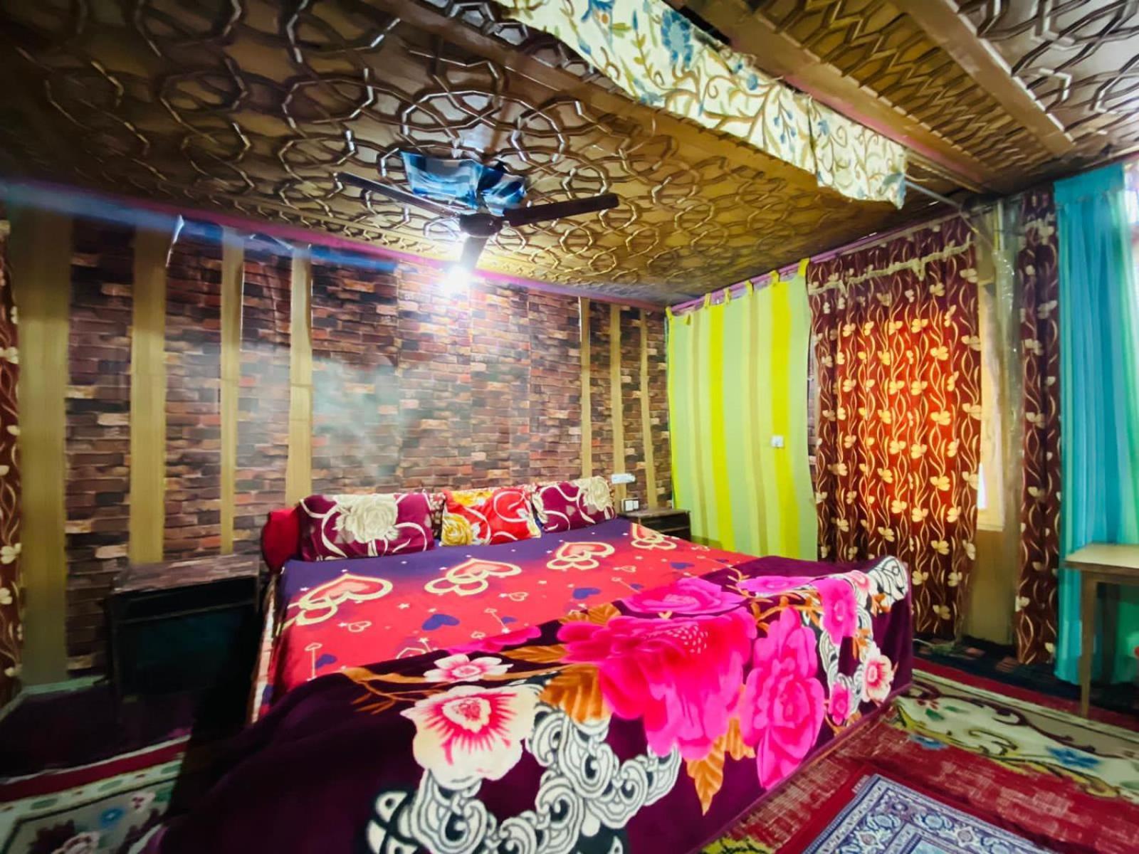 Island And Homestay Srinagar (Jammu and Kashmir)