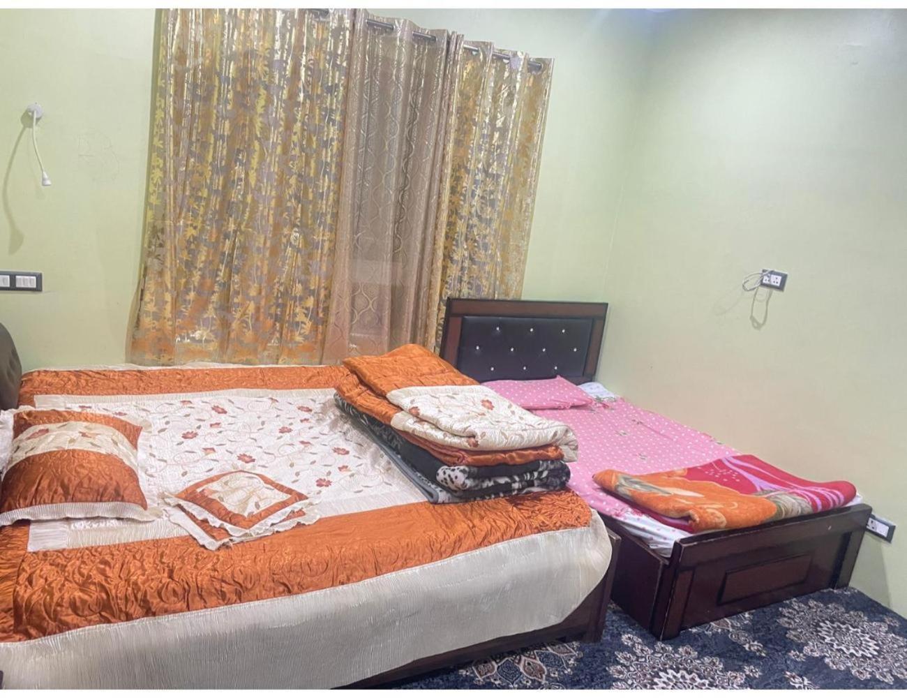 Al-azizia, * Srinagar (Jammu and Kashmir)