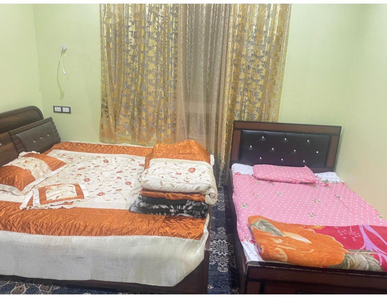 Al-azizia, Homestay Srinagar (Jammu and Kashmir)