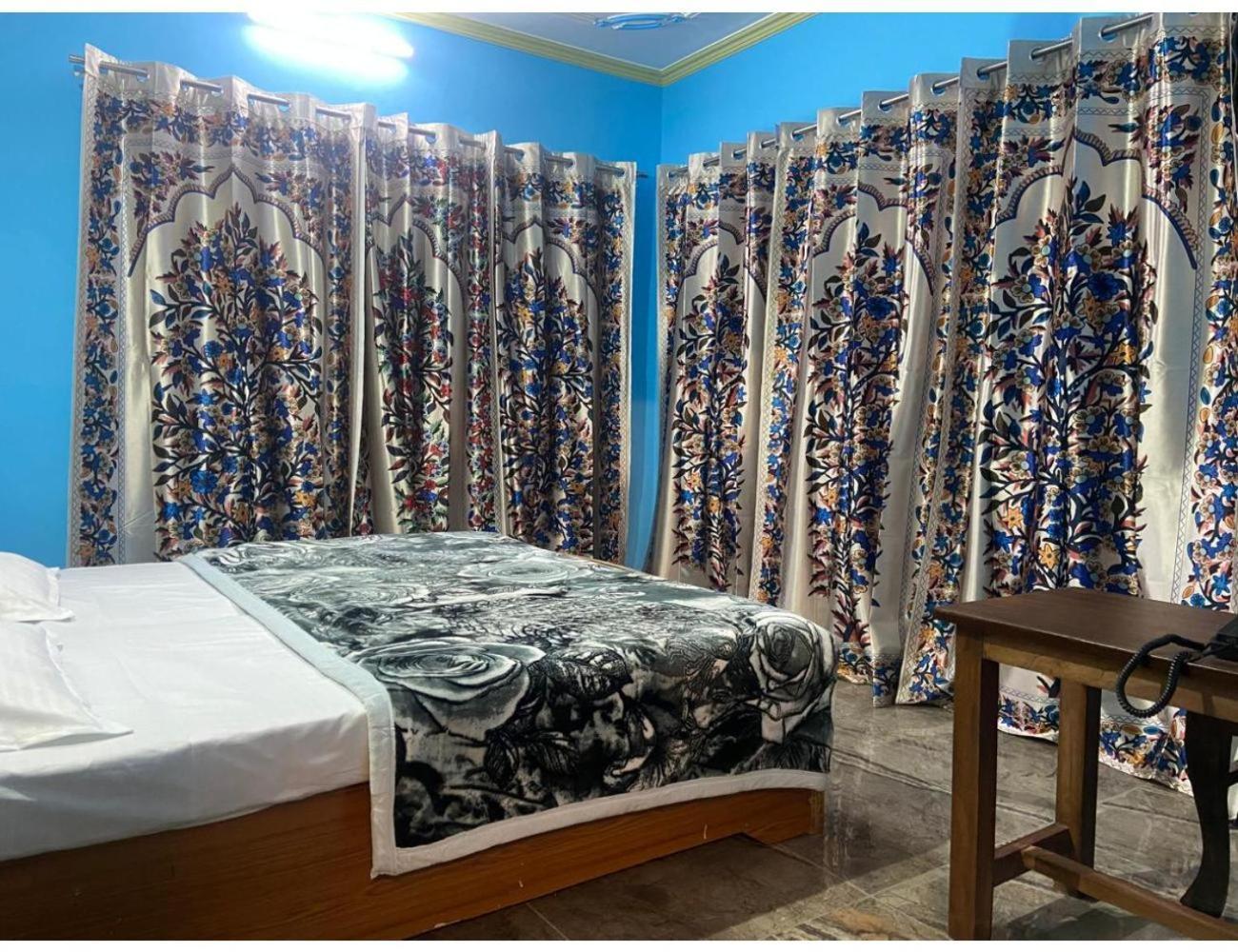 Heeposh, Homestay