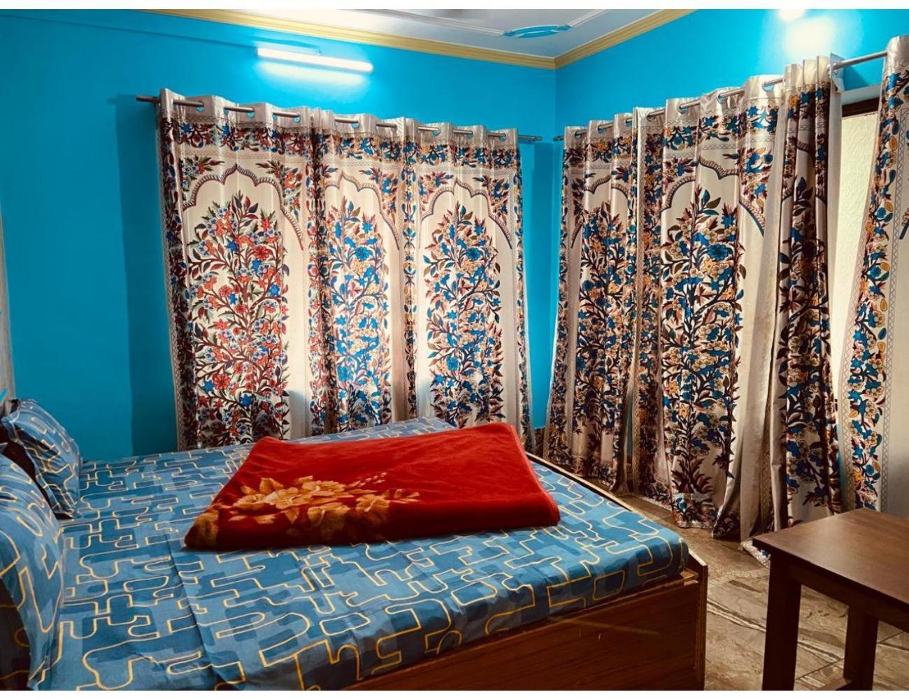 Heeposh, Homestay