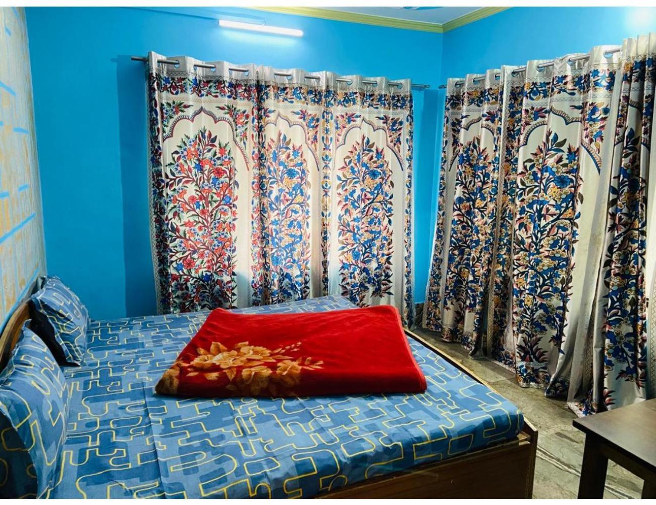 Heeposh, * Srinagar (Jammu and Kashmir)