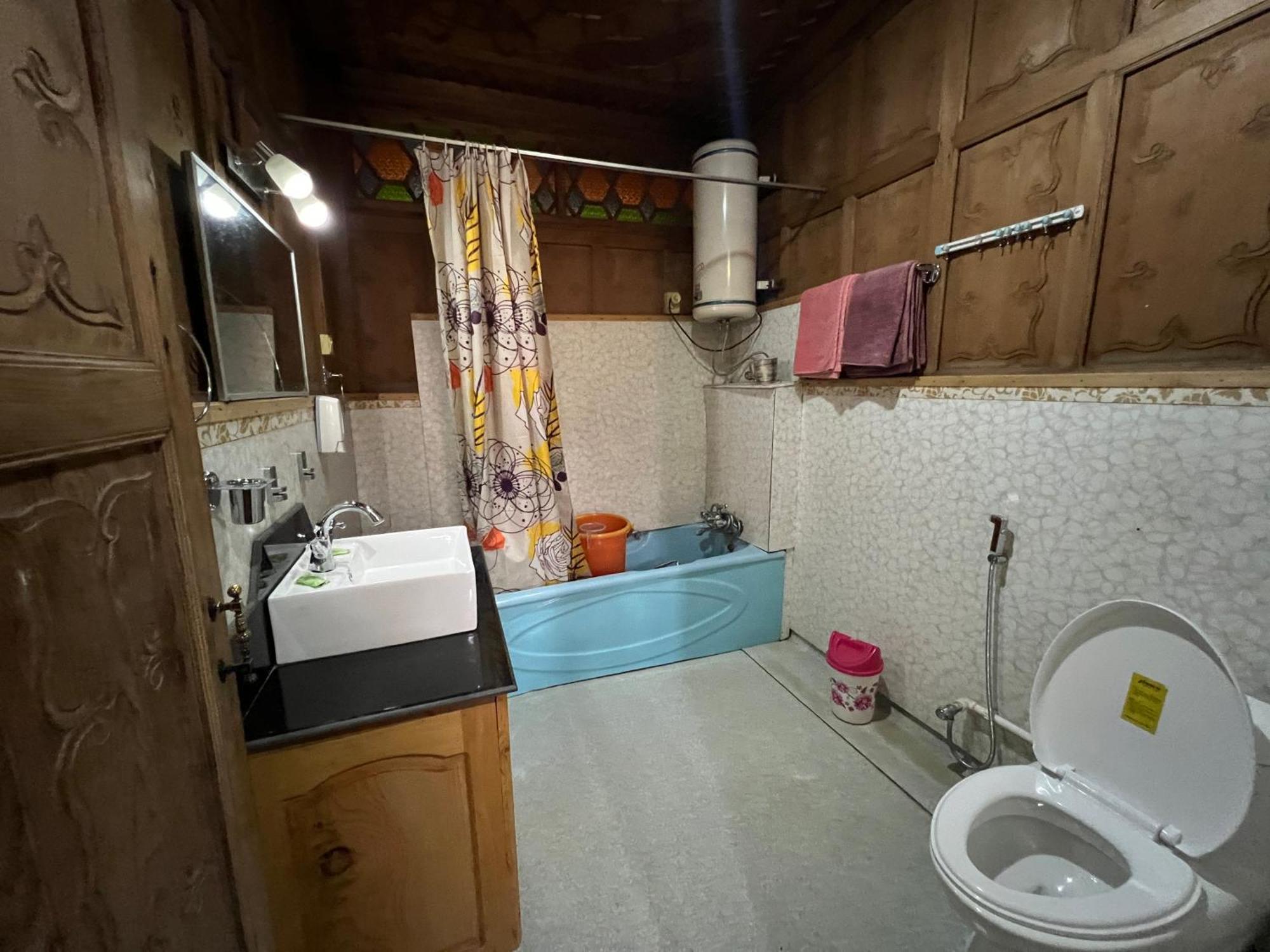 Resort Royal Athena Group Of Houseboats