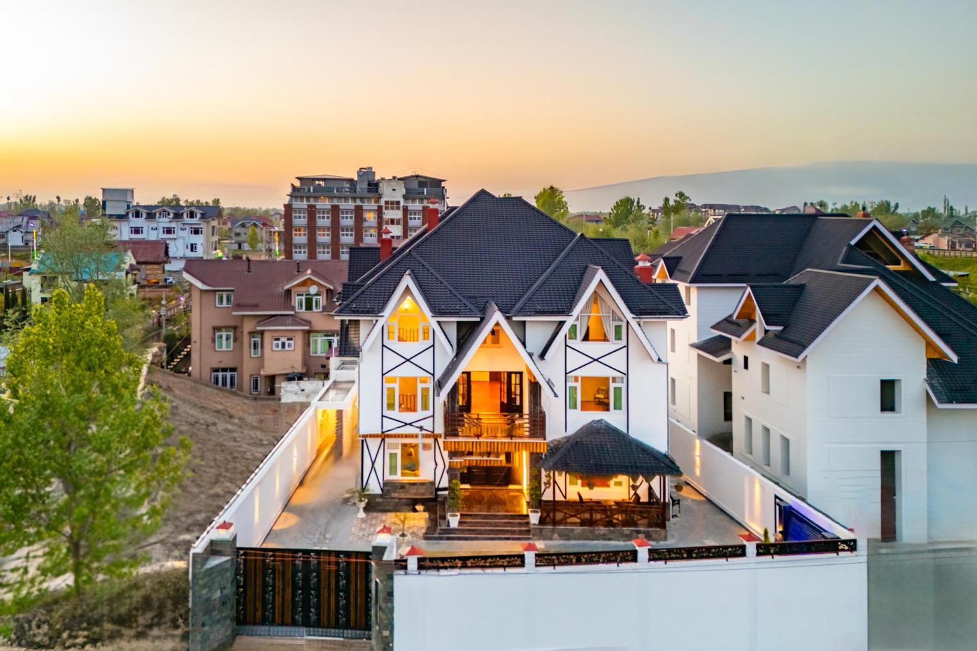 Stayvista At Gauhar With Projector Set-up, Steam & Indoor Jacuzzi