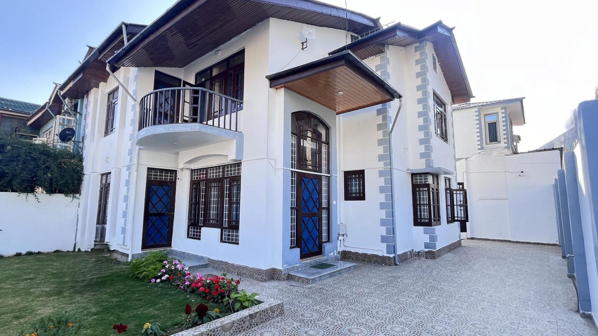 Zinnia East * Srinagar (Jammu and Kashmir)