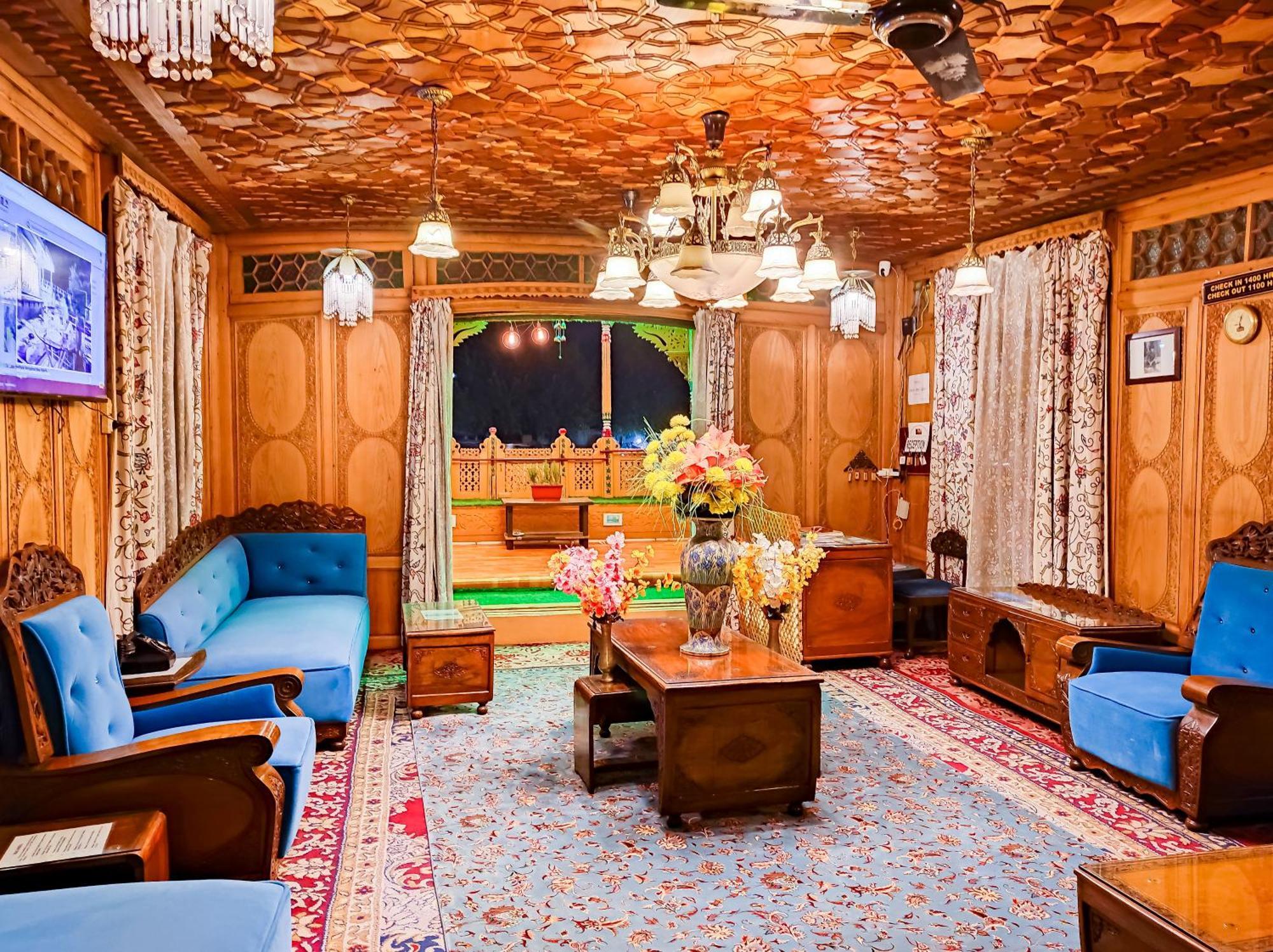 Botel Dal Heritage Houseboat New Manila Srinagar (Jammu and Kashmir)