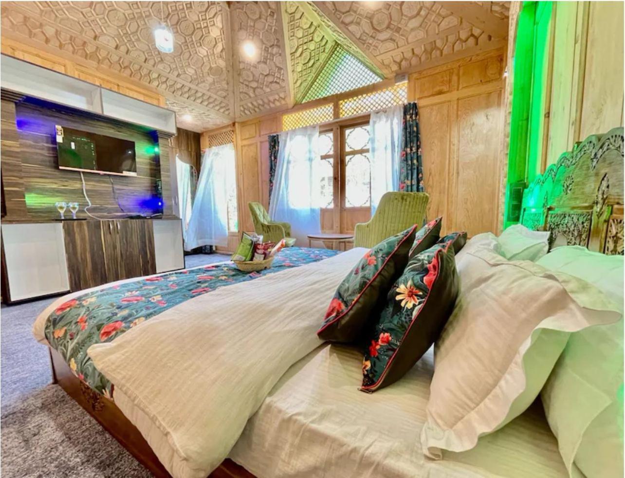 Houseboat Showkat The Floating Luxury Group