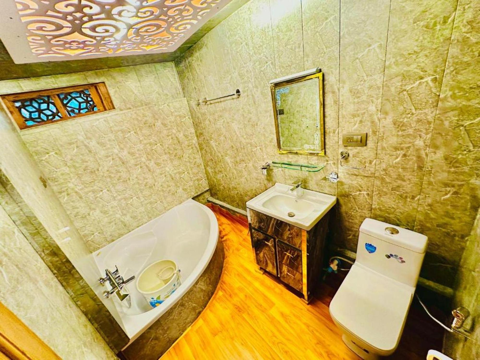 Houseboat Showkat The Floating Luxury Group 4* Srinagar (Jammu and Kashmir)