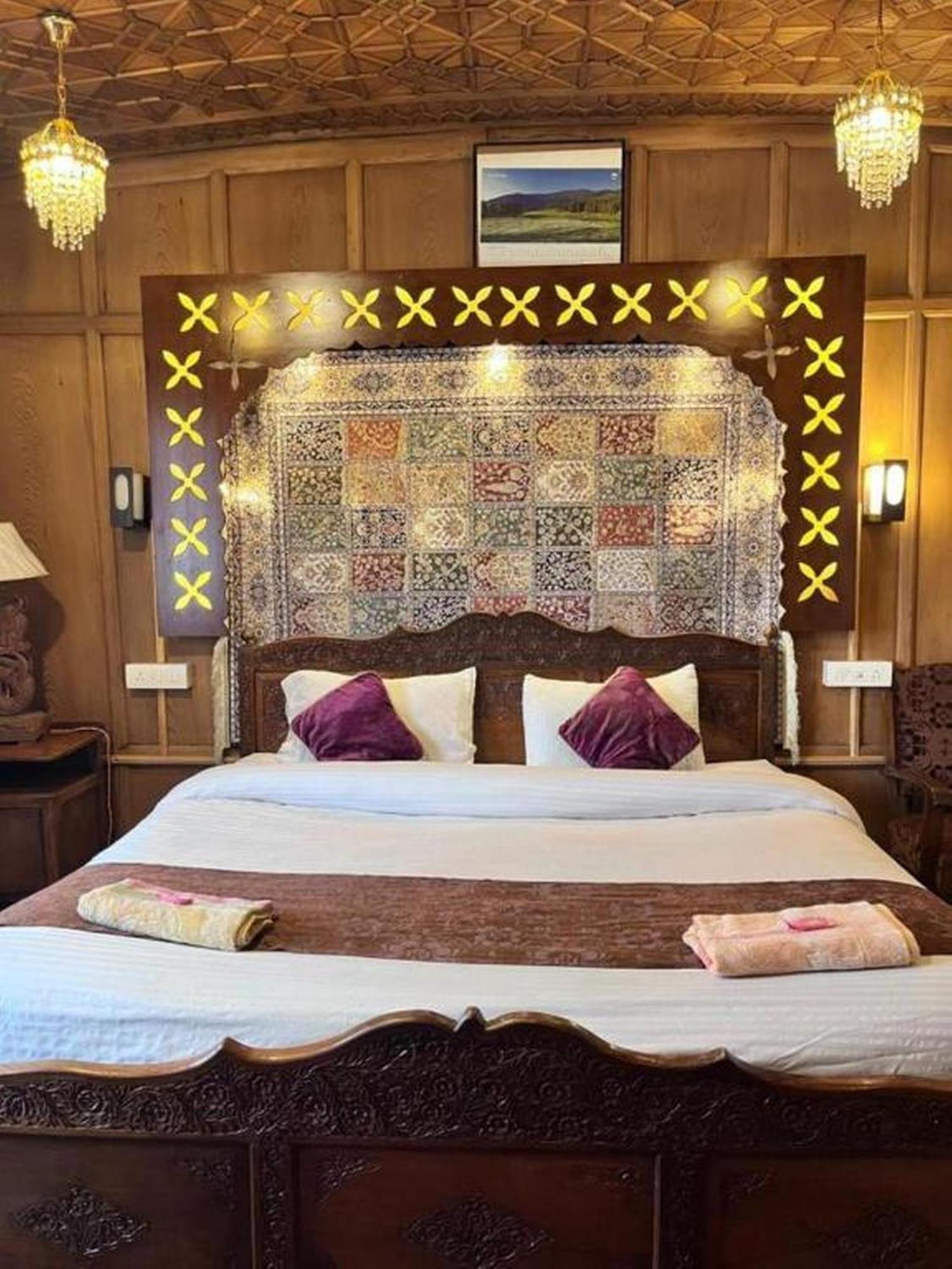 Houseboat Showkat The Floating Luxury Group Botel Srinagar (Jammu and Kashmir)