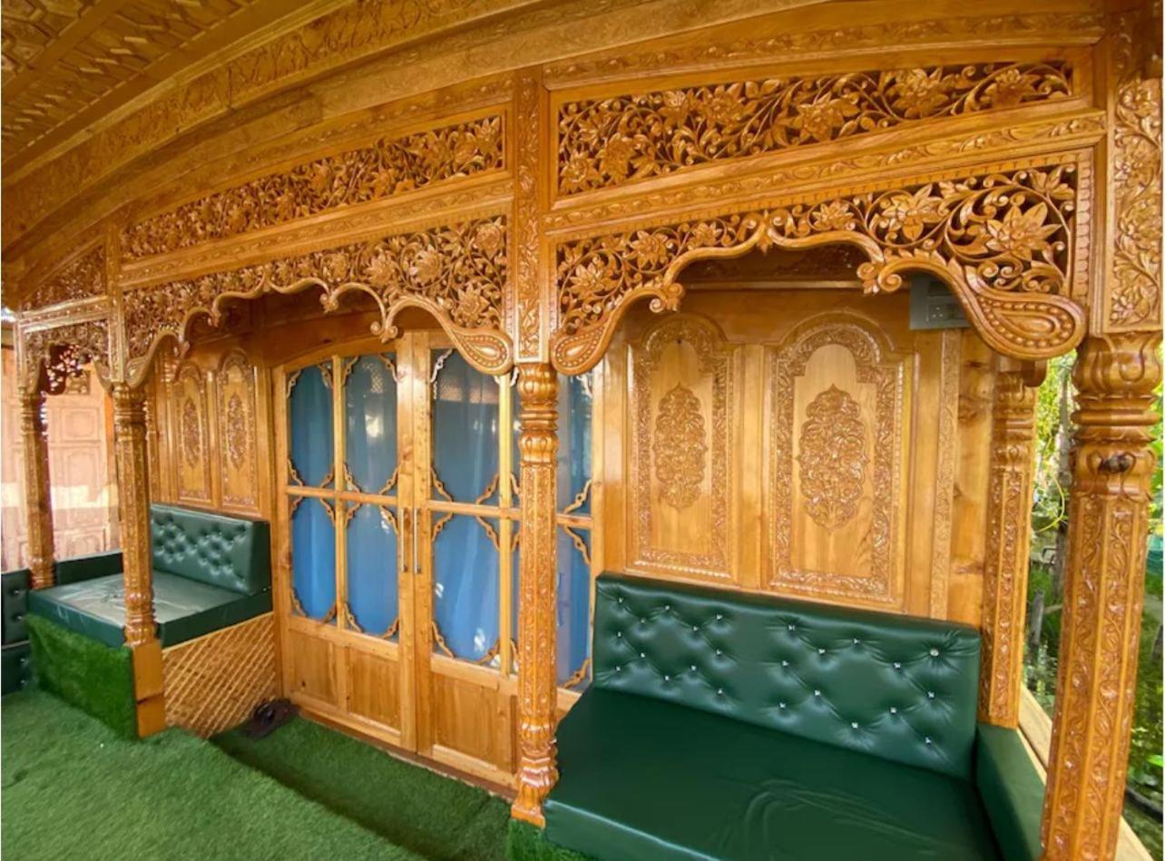 Houseboat Showkat The Floating Luxury Group Srinagar (Jammu and Kashmir)