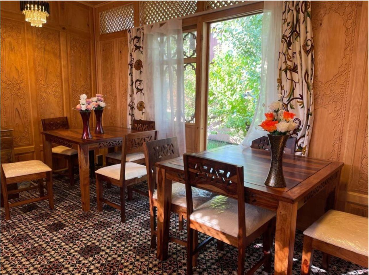 Houseboat Showkat The Floating Luxury Group Botel 4*