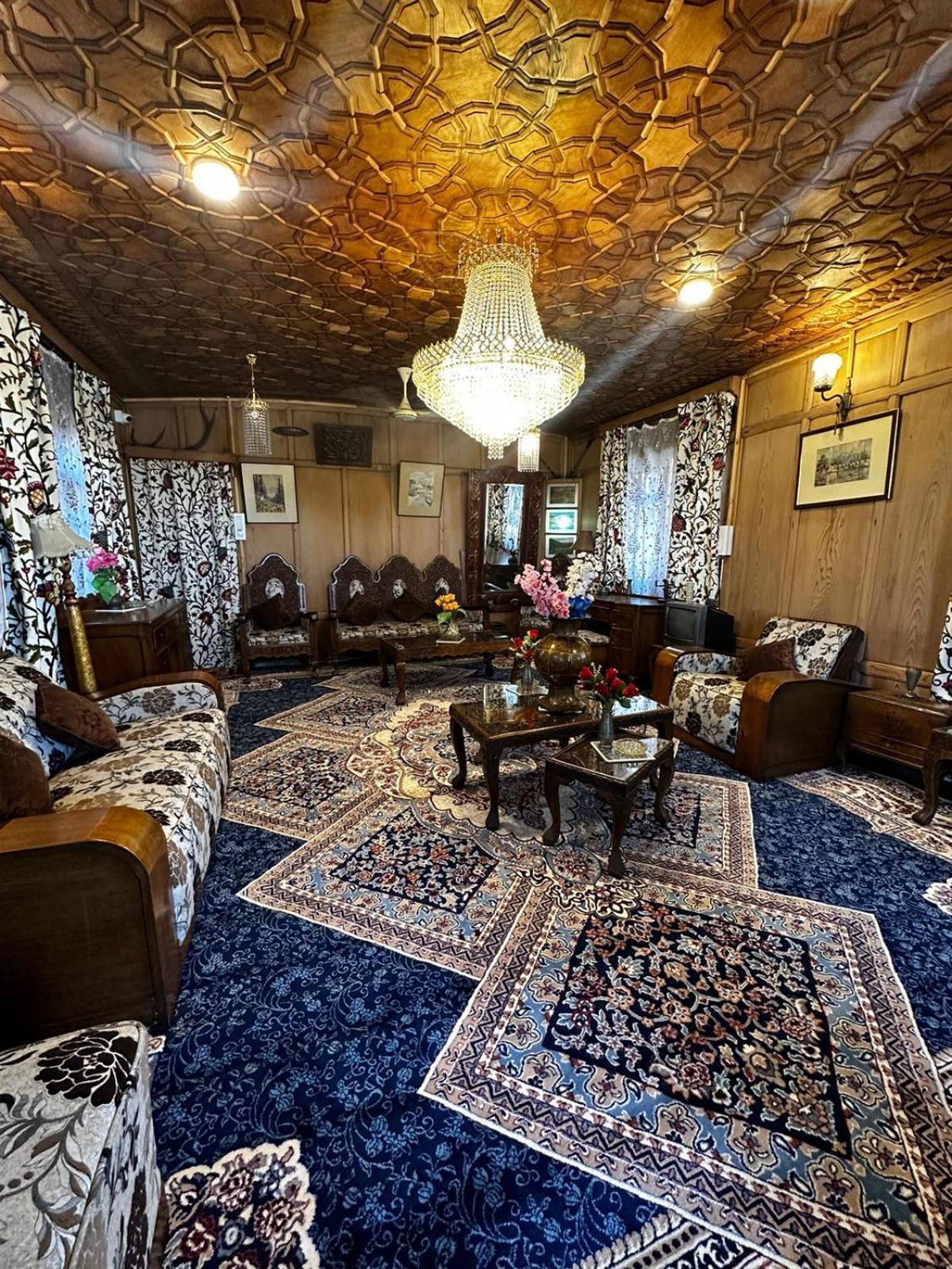 Houseboat Showkat The Floating Luxury Group Srinagar (Jammu and Kashmir)